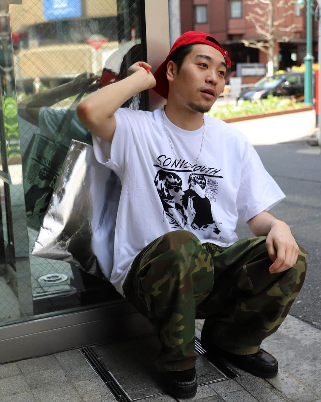 FREAK'S STORE渋谷のインスタグラム：「音楽やアートとファッションの親和性はいつの時代にも存在する。  好きなバンドやアーティストの音楽を聴き、 髪型やスタイルを真似するように、そのアーティスト本人やバンドメンバーも同じように、 好きなバンドのTシャツ着たり、カバーソングをライブで演奏するのなんかもそう  そんな様々な角度から「影響を受けた」ことにフォーカスしたミュージックTシャツのキュレーション、  “BE AFFECTED BY”  FREAK’S STORE渋谷の併設ギャラリー「OPEN STUDIO(オープンスタジオ)」のキュレーター落合がセレクトした、 青年時代に影響を受けた90年代のグランジ・オルタナ系と、 そのバンドが影響を受けたバンドやアーティストのTシャツがOPEN STUDIOをはじめ、 FREAK’S STOREの一部店舗、Daytona Parkにて展開  1枚のミュージックTシャツに詰まった「物語」を少しでも感じてもらえたら  [DATE] 4.14(fri) – 4.23(sun) [PLACE] OPEN STUDIO( FREAK’S STORE渋谷併設ギャラリー) 〒150-0041 東京都渋谷区神南1-13-1 TEL 03-6415-7728 営業時間12:00-20:00(土日祝-20:30)  [取扱店舗] The Camp FREAK’S STORE @thecamp_freaksstore FREAK’S STOREららぽーとTOKYOBAY @freaksstore_funabashi FREAK’S STOREららぽーと富士見 @freaksstore_fujimi FREAK’S STOREららぽーとEXPOCITY @freaksstore_suita FREAK’S STOREエスパル仙台 @freaksstore_sendai FREAK’S STOREアミュプラザ博多 @freaksstore_hakata ANDY FREAK’S STORE @freaksstore.shinjukumens Daytona Park @daytona_park  ※RED HOT CHILI PEPPERS, OFF!はOPEN STUDIOのみのお取扱いとなります。予めご了承ください。」