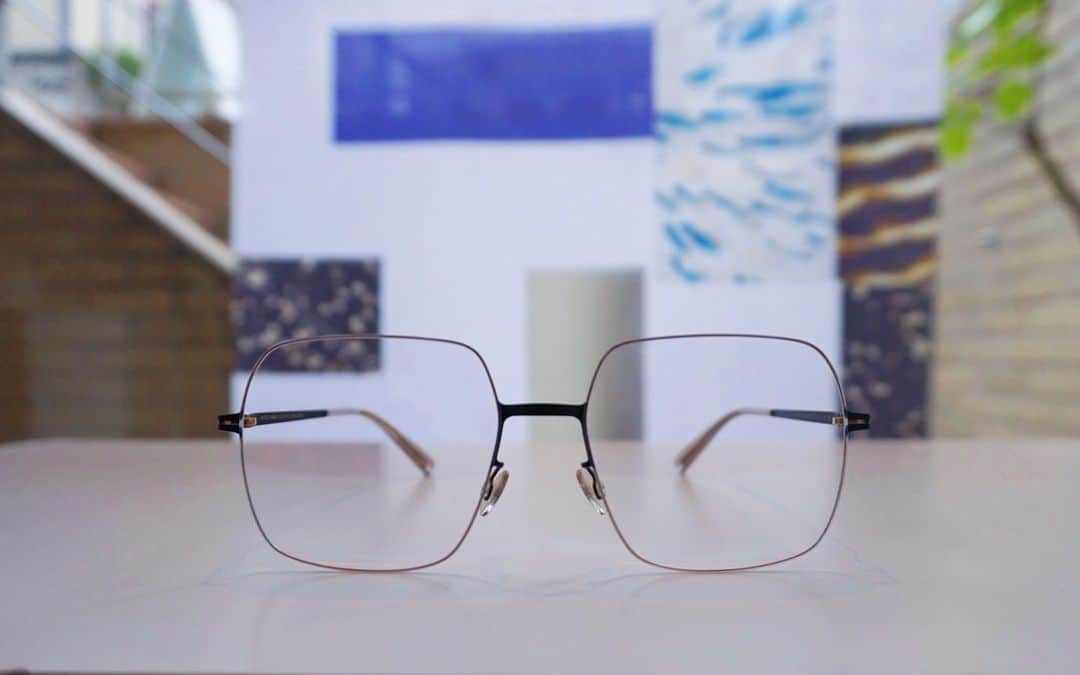 MYKITA SHOP TOKYOのインスタグラム：「【LESSRIM Collection "HIMIKO Black/glossygold"】  いつもご覧いただきありがとうございます。 本日はLESSRIM Collectionより新作の"HIMIKO" をご紹介させていただきます。   大ぶりなスクエアシェイプのこちらのモデルは、どこかクラシカルな雰囲気が漂います。 リム部分がgoldですが、LESSRIM Collectionならではの細さにより悪目立ちしない為、男性にもお勧めしたいモデルです。   この週末は是非にてお試しください。  LESSRIM Collection "HIMIKO Black/glossygold”  Thank you for visiting our website. We would like to introduce our newest model "HIMIKO" from LESSRIM Collection.   This large square shaped model has a classical atmosphere. The rims are gold, but the slimness of the LESSRIM Collection makes them not stand out, so we recommend this model for men as well.   Please try it out this weekend.  #mykita #mykitalessrim  #eyewear  #eyewearfashion  #マイキータ  #メガネ」