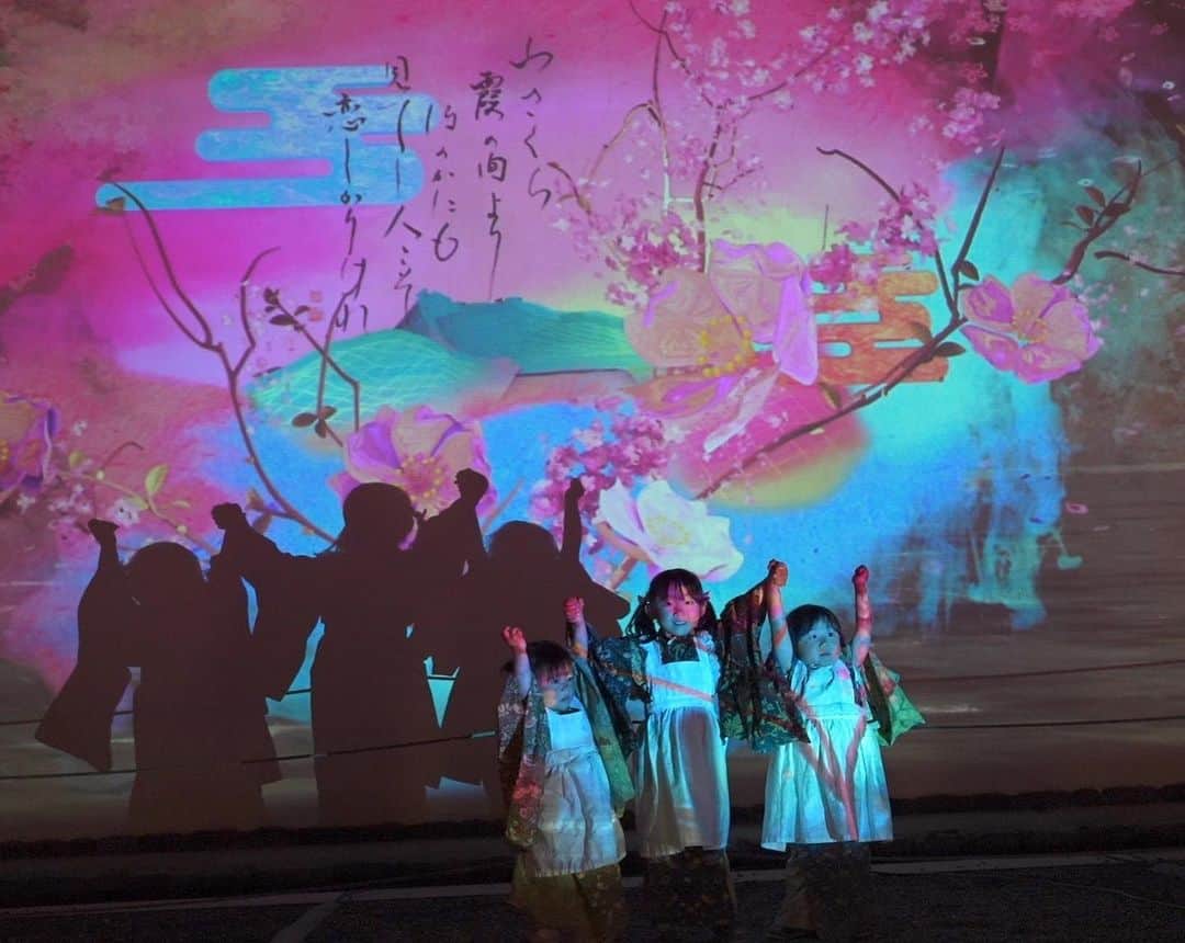 ひろぴーファミリーさんのインスタグラム写真 - (ひろぴーファミリーInstagram)「【初めての京都旅行】  着物を着て京都の清水寺に行ってきました〜✨外国人の方に「ピクチャープレーズ」ってたくさん言われました🤷‍♂️✨  夜は二条城に行き、夜桜を見てきました♪お団子いっぱい食べて最高の１日でした🤲  くじ引きしたのですがまさかの結果に…明日YouTubeお楽しみに😆✨  #京都#着物#清水寺 #2歳児#子どものいる暮らし#子どものいる生活#3歳児#5歳児#3姉妹#育児#子育て#キッズファッション#姉妹コーデ#姉妹リンクコーデ#キッズコーデ#ファミリーリンクコーデ」4月14日 19時54分 - hiropy_family