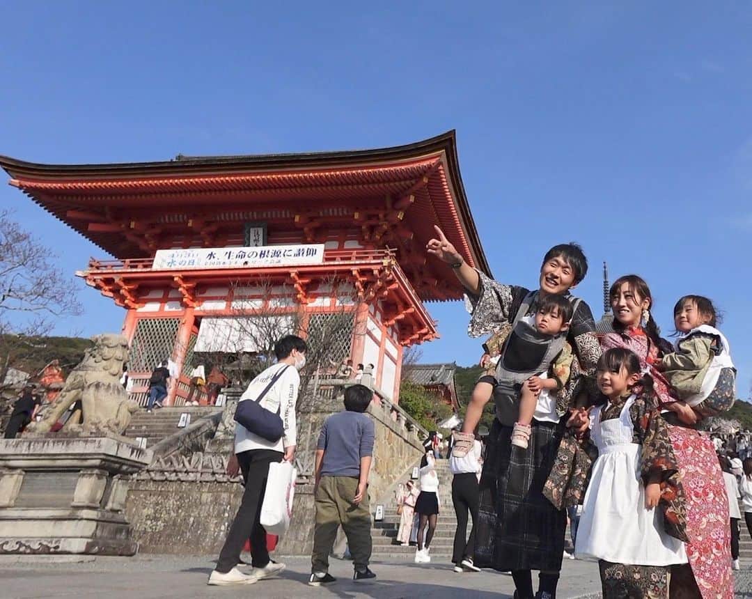 ひろぴーファミリーのインスタグラム：「【初めての京都旅行】  着物を着て京都の清水寺に行ってきました〜✨外国人の方に「ピクチャープレーズ」ってたくさん言われました🤷‍♂️✨  夜は二条城に行き、夜桜を見てきました♪お団子いっぱい食べて最高の１日でした🤲  くじ引きしたのですがまさかの結果に…明日YouTubeお楽しみに😆✨  #京都#着物#清水寺 #2歳児#子どものいる暮らし#子どものいる生活#3歳児#5歳児#3姉妹#育児#子育て#キッズファッション#姉妹コーデ#姉妹リンクコーデ#キッズコーデ#ファミリーリンクコーデ」