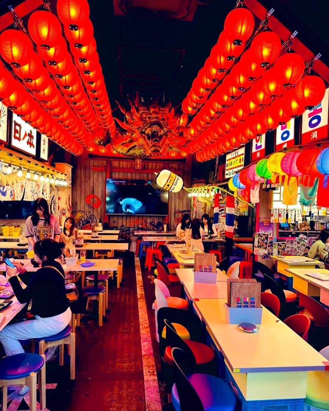 美川憲二さんのインスタグラム写真 - (美川憲二Instagram)「新宿で　東南アジア　旅行気分よ〜😃😄😋✨✨✨✨✨✨  新宿　東口は　おニューな　グルメスポット‼️  「龍乃都飲食街」さんにお邪魔して💨💨  仲良し、まりもっこりと　エキゾチックディナーよ〜😋🍴✨✨✨✨✨✌️  店内は、まるで　台湾、中国、韓国、 タイの屋台の雰囲気で😍😄💓💓💓  店内も　映え映えーーー😃😄👍👍  ヒデコとまりさんは、タイ料理をいただきりんこ‼️😋🍴👍👍  旅行気分になれて、最高よ〜🥰💕💕💕💕💕💕💕💕💕💕💕  エキゾチック‼️  エキゾチック‼️  それそれ〜😃⤴️⤴️ #龍乃都飲食街  #新宿 #東京 #tokyo  #東南アジア旅行気分 #エキゾチック #美川憲一 #美川憲二 #ヒデコフランセスカ #まりもちゃん #オネェ系 #ものまね」4月14日 19時56分 - mikawakenji