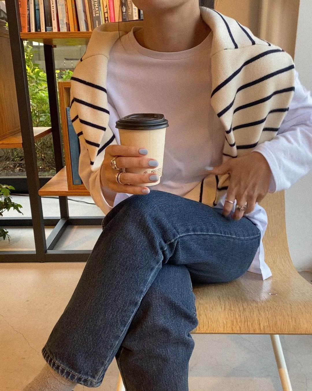 のインスタグラム：「ストライプ率高め🥐 最近は楽過ぎてこのデニムばっかり！^ ^ 走り回って疲れさせてお昼寝した隙にカフェで一休みするのがマイブーム🫶🏻 性格が全く違う二人をいかに同時に寝かすか笑！ 今週もお疲れ様でした🏃🏻‍♀️💕  📷 3枚目 同じ顔で寝てる笑♡  #ぴーこーで #タネタネ記録 #双子」