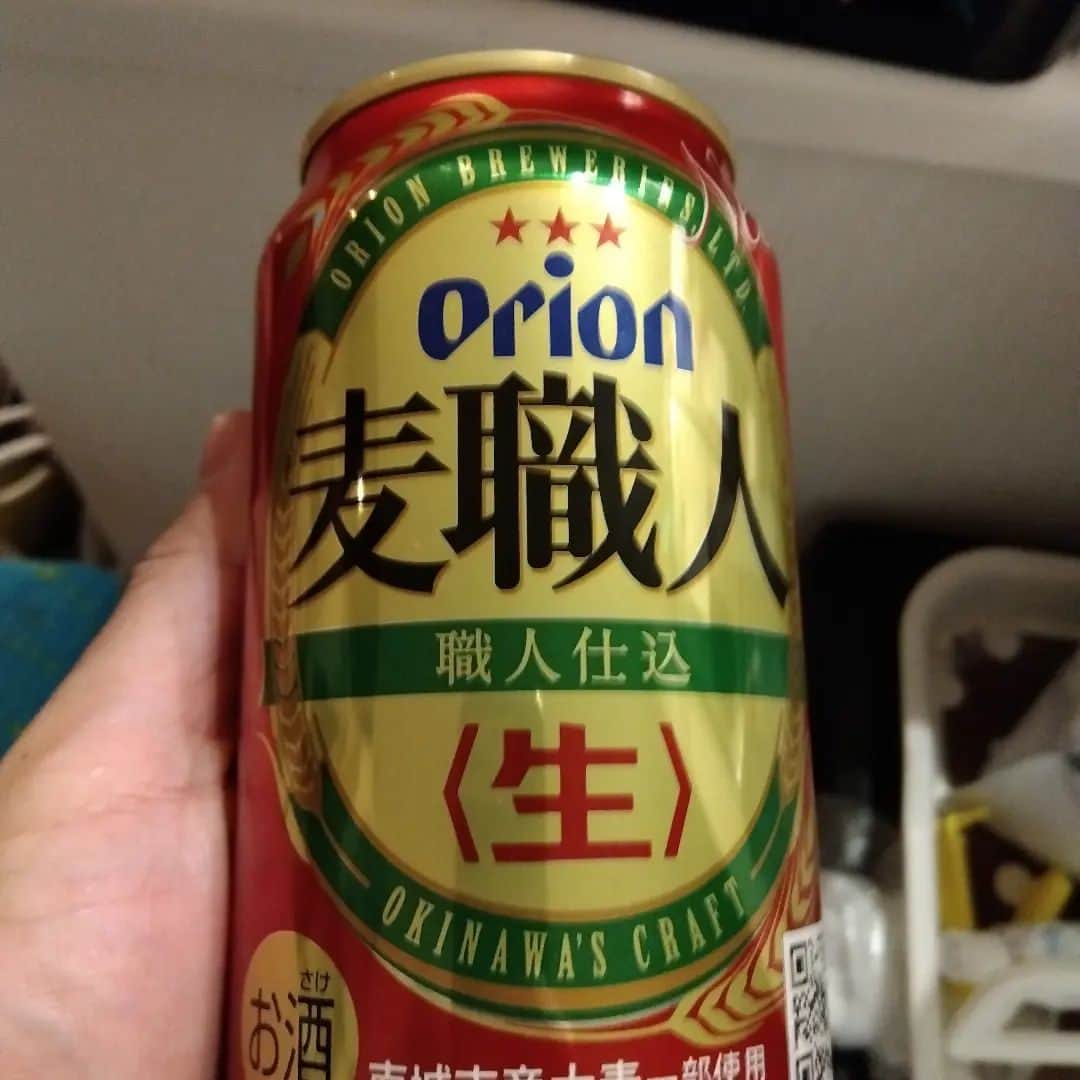 佐久田俊行のインスタグラム：「酒と女に溺れたことを、芸事に人生を捧げたと、言い換えるのには違和感がある派ですが、 たまに飲むお酒とFANZA鑑賞は良いもんですね。  #オリオンビール」
