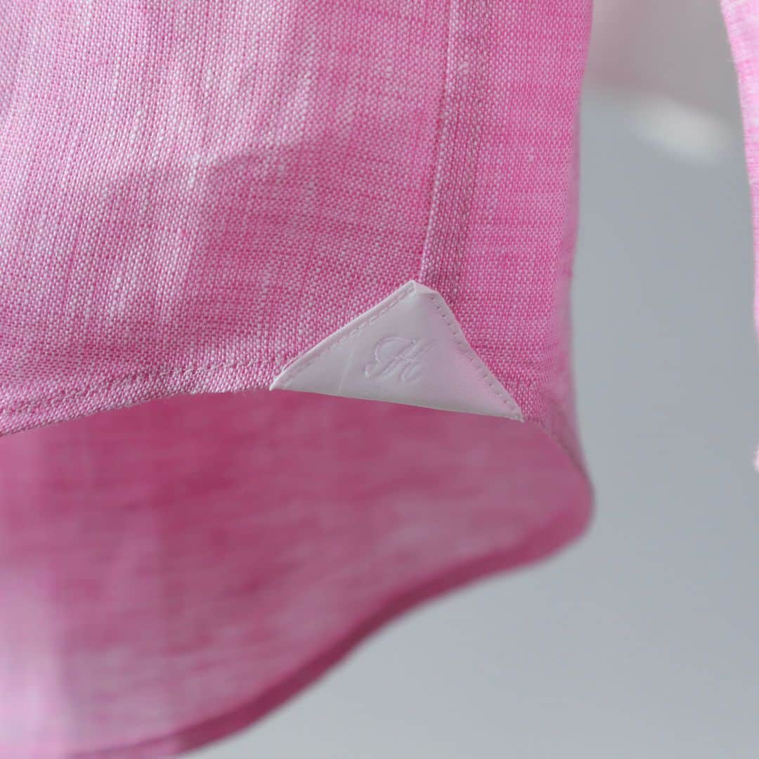 Factelier(ファクトリエ)さんのインスタグラム写真 - (Factelier(ファクトリエ)Instagram)「【NEW】本場フランス産リネン100％！超一流シャツ工場が手掛けた洗いざらしが美しいリネンシャツ . 屈指のシャツ工場「HITOYOSHI(ヒトヨシ)」が、フランス・ノルマンディ地方で栽培されたリネンを使い完成させた、上質感漂うリネンシャツです。 . 第一ボタンを開けてさっと羽織るのもよし、上からジャケットを羽織って涼しげな夏のクールビズスタイルもよし。 . 洗いざらしで着用してもサマになるシャツに仕上がっています。 .  <特徴> . ①本場フランス産リネン。 　色気を感じさせる特別な1枚 . ②長袖・7分袖スタイル・ビジネスなど 　さまざまな着こなしが楽しい . ③まるで高級ドレスシャツ。 　「芯」を使わずに実現した美しい襟 . ④取り外しやすいボタンの縫製や 　細かなディティール使い . . ▶︎洗いざらしのリネンシャツ color：ネイビー、ホワイト、ブルー、ピンク size：M/L/LL price：￥15,400 ---------- 語れるもので日々を豊かに . ファクトリエはメイドインジャパンの工場直結ファッションブランドです。 職人の情熱と最高の技術がつまった、人に語りたくなるものを長く大切に使ってもらいたい、そんな想いと共に語れる本物をお届けします。 . ▽公式サイトはプロフィールのURLから @factelier . . #ファクトリエ #factelier  #メイドインジャパン #日本製 #ベーシック #良いものを長く #クラフトマンシップ #語れるもので日々を豊かに #ヒトヨシシャツ #hitoyoshiシャツ #hitoyoshi #リネンシャツ #フレンチリネンシャツ #フレンチリネン」4月14日 20時00分 - factelier