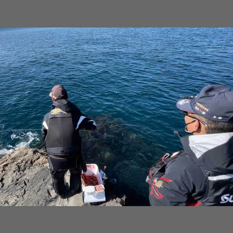 レジャーフィッシングさんのインスタグラム写真 - (レジャーフィッシングInstagram)「釣りバカまるちゃんこと圓山一樹さんが 本気でフカセ釣りを教える連載記事 「スパルタフカセ道場」  今回は、高知県須崎沖にて グレ釣りチャレンジ！の巻。  「名釣会」の高知支部主催のグレ釣り大会に参加。 弟子の浅井くんにとっては、 初めてであり念願の沖磯でのグレ釣りです！  ◆レジャーフィッシング5月号に掲載！ 詳しい内容、その他の記事は、 ハイライト「最新号」から記事をチェック！ https://www.e-leisure.jp/book/  ◆岡山、広島、香川、愛媛、徳島、高知、 兵庫の一部、山口、福岡の主要な釣具店及び書店や Amazon等で販売しています。  ◆ご購入はこちら！ オンラインショップ【レジャーフィッシング SHOP】 https://eleisure.theshop.jp/items/72885285  #グレ #メジナ #フカセ釣り #四国 #高知 #須崎 #磯釣り #レジャーフィッシング #釣り #海釣り」4月14日 20時00分 - leisurefishing