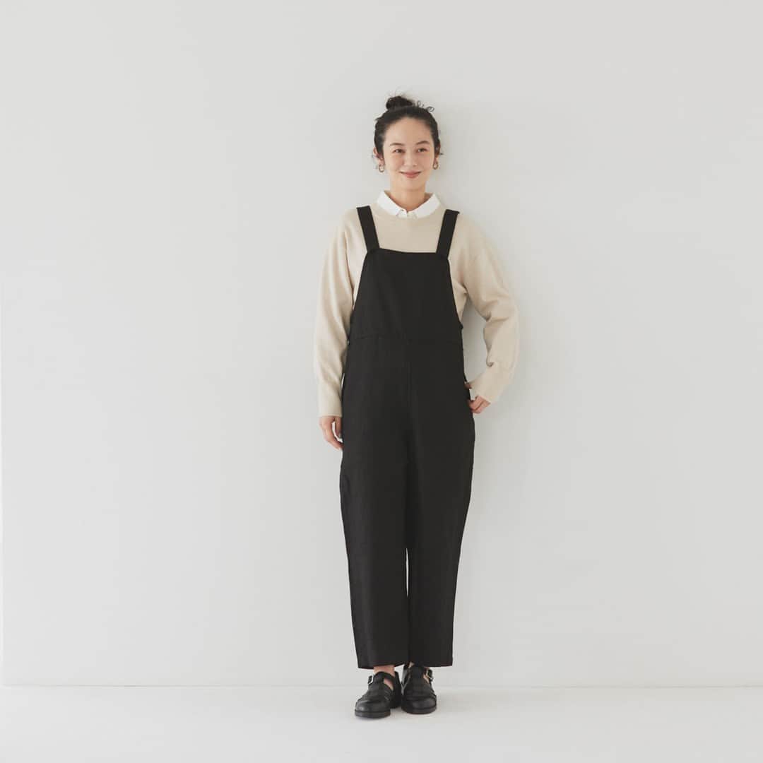 北欧、暮らしの道具店さんのインスタグラム写真 - (北欧、暮らしの道具店Instagram)「【不動の人気アイテム】 ベーシックニットに春色が新登場！  - - - - - - - - - - - - - - - - -   当店のニットの中でも 不動の人気を誇る ベーシックニットシリーズ。  だんだんと暖かくなる時季が 楽しみになる春色が登場中です！  このアイテムは シンプルだからこそ、 着回しも自由自在。  コートに合わせたり、 レイヤードしたりと いろんな楽しみ方が◎  このニットを使った おすすめコーディネートを ご紹介させてください！  ——————————————— 01.真っ白なインナーを重ねて ———————————————  Tシャツを中に着て、 首元から少しのぞかせて。   カジュアルながら 首元がピッと引き締まり、 全身のバランスが整います。  気の利いた大人の普段着に ぴったりな簡単なコーデです。 たまには気分を変えて きちんとしたシャツを合わせれば、 上品なお出かけコーデに。  重ね着するもの次第で 幅広いシーンで活躍します。  ——————————————— 02.サロペットのインナーとして ———————————————  ワンピースやサロペットの インナーとしても◎  ニットの色を 日替わりで変えても楽しそう。  それだけで、 コーデのバリエーションが グッと増やせますよ。  ——————————————— 03.コートの中から、覗かせて ———————————————  肌寒い日のコートの中だけ、 明るいカラーニットに変えてみる。 隙間からチラッと のぞく春色がさりげなく、 新鮮な空気を運んでくれそう。 . ーーー 掲載のアイテムはこちら▼ ーーー . ☑︎「今日はなに色？ どのサイズ？」コットン混のベーシックニット . ▶︎ プロフィールのリンクから、お値段・サイズなど詳しい情報をご覧いただけますよ。→@hokuoh_kurashi . . ※ ただいま、商品合計税込5,000円以上をご注文で、 送料が無料になるキャンペーンを開催中！  4月13日AM09:00から4月18日AM10:00までのご注文が対象です。 . #KURASHIandTripsPUBLISHING #ニット#ベーシックニット#春コーデ#春 #fashion#coordinate#ファッション#コーデ #コーディネート#シンプルコーデ#今日のコーデ #お買い物#お買いもの#シンプル#シンプルライフ #シンプルデザイン#暮らしを楽しむ#日々の暮らし #北欧#暮らし#北欧暮らしの道具店」4月14日 20時02分 - hokuoh_kurashi