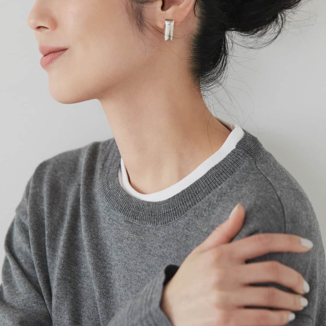 北欧、暮らしの道具店さんのインスタグラム写真 - (北欧、暮らしの道具店Instagram)「【不動の人気アイテム】 ベーシックニットに春色が新登場！  - - - - - - - - - - - - - - - - -   当店のニットの中でも 不動の人気を誇る ベーシックニットシリーズ。  だんだんと暖かくなる時季が 楽しみになる春色が登場中です！  このアイテムは シンプルだからこそ、 着回しも自由自在。  コートに合わせたり、 レイヤードしたりと いろんな楽しみ方が◎  このニットを使った おすすめコーディネートを ご紹介させてください！  ——————————————— 01.真っ白なインナーを重ねて ———————————————  Tシャツを中に着て、 首元から少しのぞかせて。   カジュアルながら 首元がピッと引き締まり、 全身のバランスが整います。  気の利いた大人の普段着に ぴったりな簡単なコーデです。 たまには気分を変えて きちんとしたシャツを合わせれば、 上品なお出かけコーデに。  重ね着するもの次第で 幅広いシーンで活躍します。  ——————————————— 02.サロペットのインナーとして ———————————————  ワンピースやサロペットの インナーとしても◎  ニットの色を 日替わりで変えても楽しそう。  それだけで、 コーデのバリエーションが グッと増やせますよ。  ——————————————— 03.コートの中から、覗かせて ———————————————  肌寒い日のコートの中だけ、 明るいカラーニットに変えてみる。 隙間からチラッと のぞく春色がさりげなく、 新鮮な空気を運んでくれそう。 . ーーー 掲載のアイテムはこちら▼ ーーー . ☑︎「今日はなに色？ どのサイズ？」コットン混のベーシックニット . ▶︎ プロフィールのリンクから、お値段・サイズなど詳しい情報をご覧いただけますよ。→@hokuoh_kurashi . . ※ ただいま、商品合計税込5,000円以上をご注文で、 送料が無料になるキャンペーンを開催中！  4月13日AM09:00から4月18日AM10:00までのご注文が対象です。 . #KURASHIandTripsPUBLISHING #ニット#ベーシックニット#春コーデ#春 #fashion#coordinate#ファッション#コーデ #コーディネート#シンプルコーデ#今日のコーデ #お買い物#お買いもの#シンプル#シンプルライフ #シンプルデザイン#暮らしを楽しむ#日々の暮らし #北欧#暮らし#北欧暮らしの道具店」4月14日 20時02分 - hokuoh_kurashi