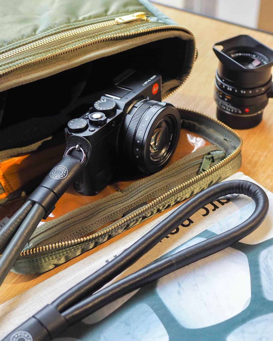 吉田カバン 表参道さんのインスタグラム写真 - (吉田カバン 表参道Instagram)「. "BRESSON LAMB LEATHER HAND STRAP"  肌触りの良いラムレザーを贅沢に使用した「BRESSON LAMB LEATHER HAND STRAP（ブレッソンラムレザーハンドストラップ）」。  柔らかくクッション性があるため、手に掛けた際も負荷がかかりにくくなっています。先端のレザーパーツに入ったPORTERロゴがデザインのポイントです。 また、二重リングがカメラに直接触れて傷が付かないような仕様となっています。 ご購入時は専用のBOXが付属するため、ギフトにもオススメなアイテムです。 是非、店頭でご覧ください。  BRESSON LAMB LEATHER HAND STRAP product number：381-03057 price：¥15,950 (tax included) color : black/olive main material : lamb leather size : W0/H285/D0mm  ※こちらの商品は、吉田カバン オフィシャルオンラインストアでもご購入いただけます。 https://www.yoshidakaban.com/product/104691.html  ※カメラの仕様によってはお使いいただけない場合もございますので予めご了承ください。  #yoshidakaban #porter #luggagelabel #potr #porteryoshida #madeinjapan #japan #heartandsoulintoeverystitch #porterflagshipstore #omotesando #marunouchi #osaka #bresson #bressonlambleather #camerastrap #pouch #woodlandcamo #black #khaki #navy #吉田カバン #ポーター #日本製 #一新入魂#ブレッソン #ブレッソンラムレザーハンドストラップ #カメラストラップ」4月14日 20時03分 - porter_flagship_store