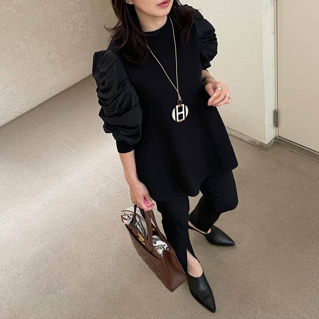 のインスタグラム：「今日は 念願の　@kumiko_takenaga  さんとランチできた❤️  めーっちゃ楽しくて めーっちゃ美味しかった‼️  やーばい‼️‼️  @salondetheluvond   トップス　@celford_official  ボトム　@lephil_official  靴　@jilsander  バッグ　@chanelofficial    #大人カジュアル#カジュアル#骨格診断#ストレート#40代コーデ #アラフォー#アラフォーコーデ #アラフォーママ #骨格ストレート #骨格ストレートコーデ #きれいめコーデ #キレイめカジュアル #ママコーデ #スリットパンツ  #モノトーンコーデ #モノトーン #chanel #chanelbag #エルメス#hermes#今日のコーデ#キョコ#ワントーン#ワントーンコーデ#カシシル#モノトーン#モノトーンコーデ」