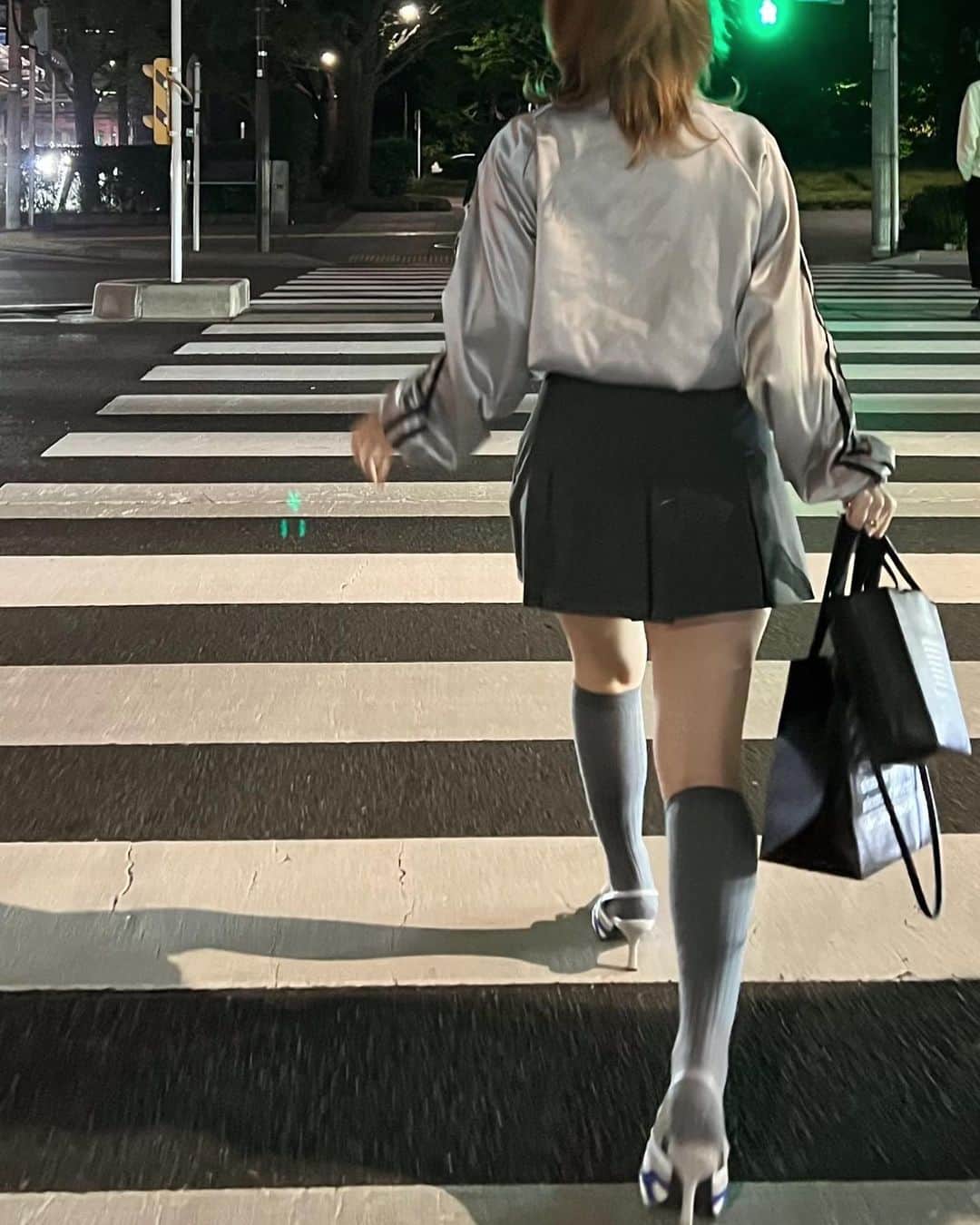 ヒロタナギサのインスタグラム：「_  あったかくなってきたから 夜一緒にお散歩行ってくれる人ー🙋‍♀️🎶」
