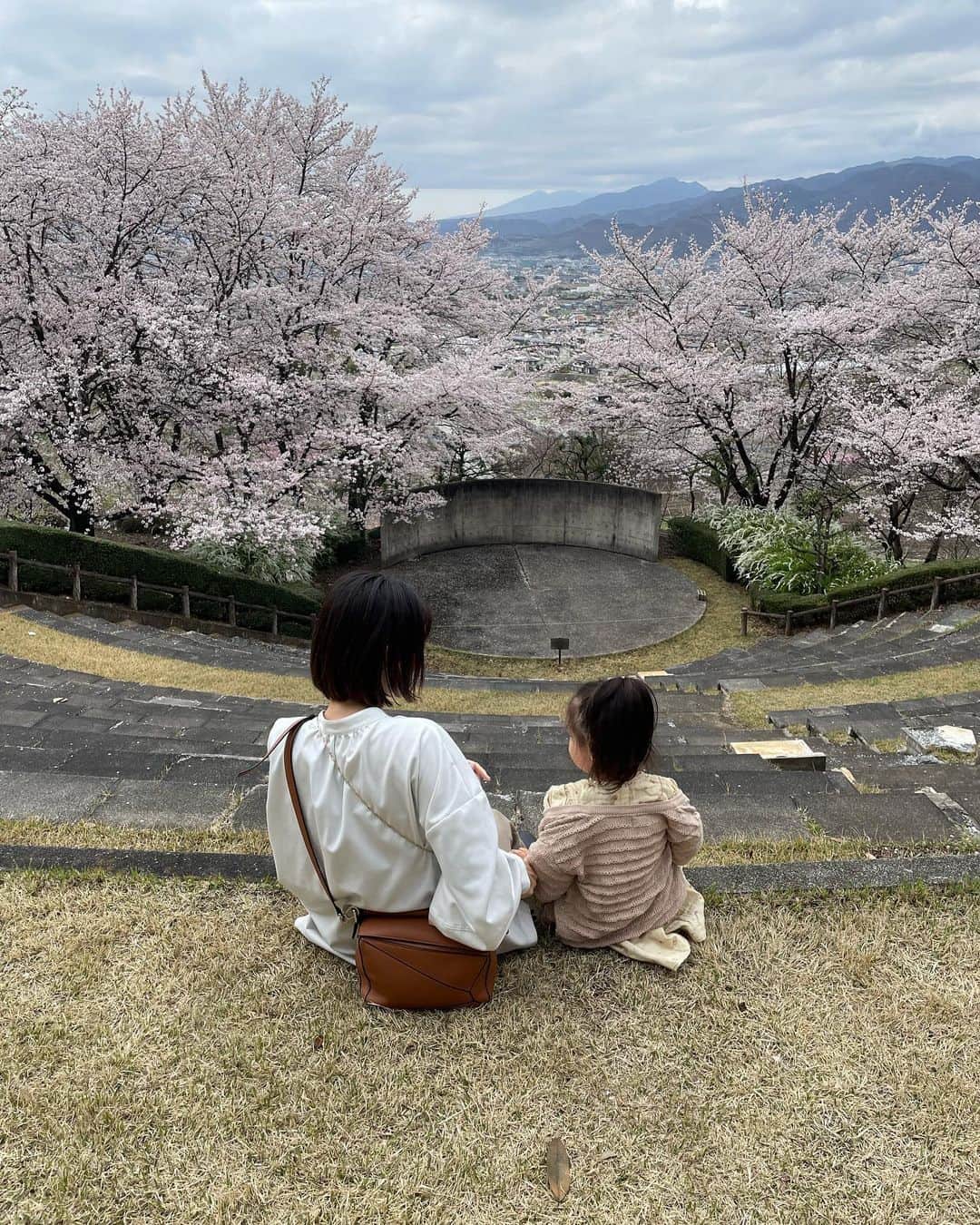 立澤香奈さんのインスタグラム写真 - (立澤香奈Instagram)「もう散ってしまったけど…🌸 今年は地元の桜を見にいけた☺️ まだ桃の花は満開とはいかなかったけど、、、 とっても綺麗だった☺️  #お花見#桜#桜スポット」4月14日 20時07分 - kana_tatsuzawa