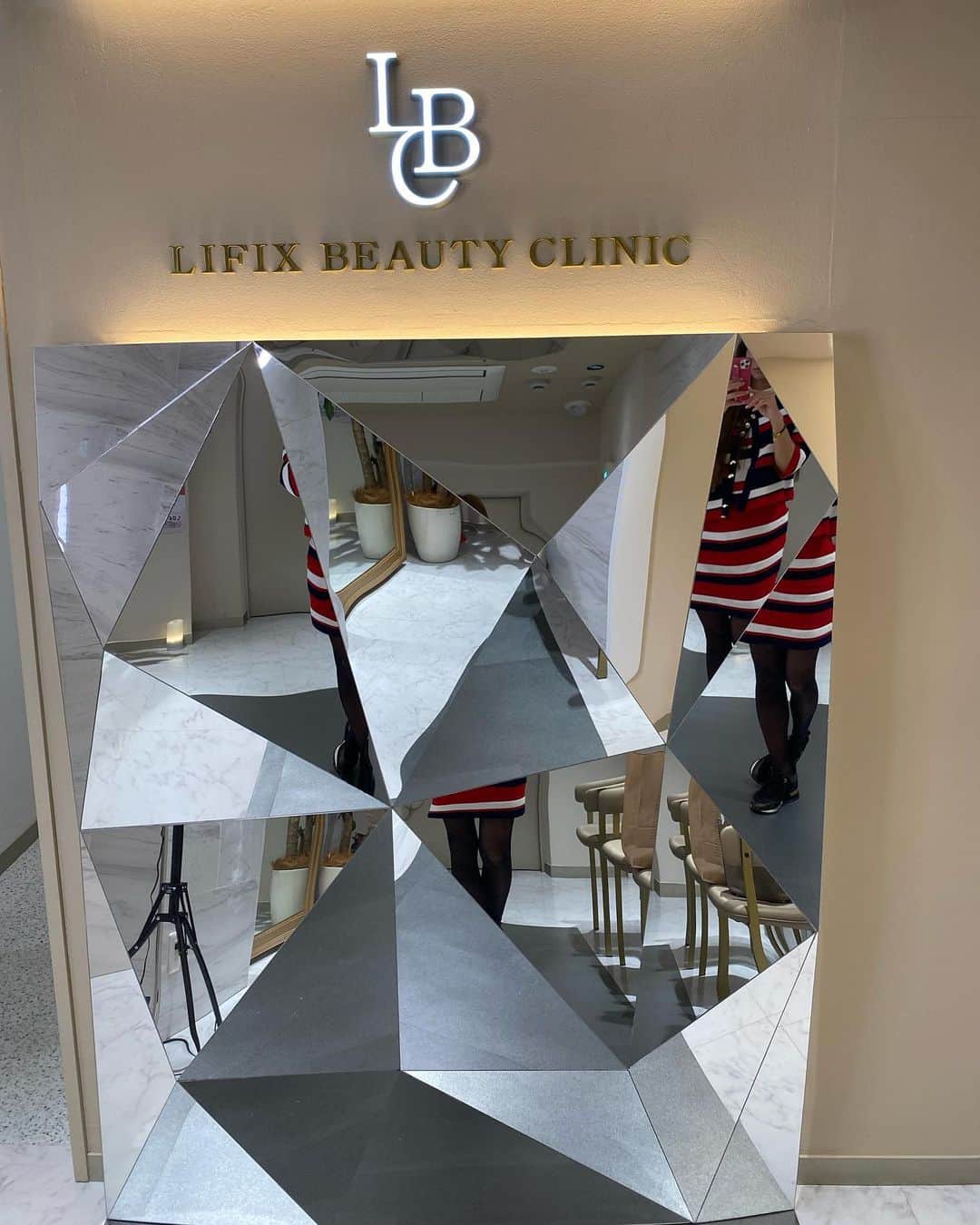 MARIKOさんのインスタグラム写真 - (MARIKOInstagram)「. . @lifix_beauty_clinic  で今日は首のマッサージピール受けました✨年齢と共に首の線気になってて施術受けたよ♡ この前は、水光注射💉受けたんやけど、ツヤ感も出るし水光注射オススメ✨ 次回脱毛お願いします♡  クリニックの雰囲気もいいし、綺麗でオシャレ感出てるしビルにカフェやジムも入ってるから 1日ゆっくり過ごせそー🤭💕 看護婦さん、スタッフさん達もいい人ばっかりでいつもありがとうございます🥰オススメのクリニックです🏥💕 . . . . . . #美容クリニック  #水光注射 #マッサージピール #美容好きな人と繋がりたい」4月14日 20時07分 - marichi.1010
