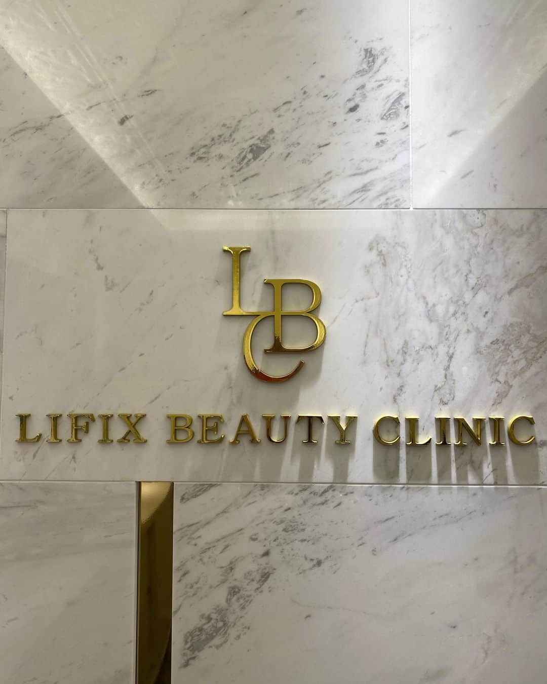 MARIKOさんのインスタグラム写真 - (MARIKOInstagram)「. . @lifix_beauty_clinic  で今日は首のマッサージピール受けました✨年齢と共に首の線気になってて施術受けたよ♡ この前は、水光注射💉受けたんやけど、ツヤ感も出るし水光注射オススメ✨ 次回脱毛お願いします♡  クリニックの雰囲気もいいし、綺麗でオシャレ感出てるしビルにカフェやジムも入ってるから 1日ゆっくり過ごせそー🤭💕 看護婦さん、スタッフさん達もいい人ばっかりでいつもありがとうございます🥰オススメのクリニックです🏥💕 . . . . . . #美容クリニック  #水光注射 #マッサージピール #美容好きな人と繋がりたい」4月14日 20時07分 - marichi.1010