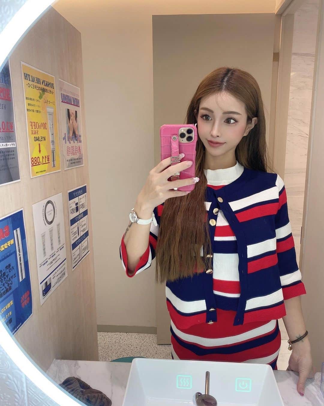 のインスタグラム：「. . @lifix_beauty_clinic  で今日は首のマッサージピール受けました✨年齢と共に首の線気になってて施術受けたよ♡ この前は、水光注射💉受けたんやけど、ツヤ感も出るし水光注射オススメ✨ 次回脱毛お願いします♡  クリニックの雰囲気もいいし、綺麗でオシャレ感出てるしビルにカフェやジムも入ってるから 1日ゆっくり過ごせそー🤭💕 看護婦さん、スタッフさん達もいい人ばっかりでいつもありがとうございます🥰オススメのクリニックです🏥💕 . . . . . . #美容クリニック  #水光注射 #マッサージピール #美容好きな人と繋がりたい」