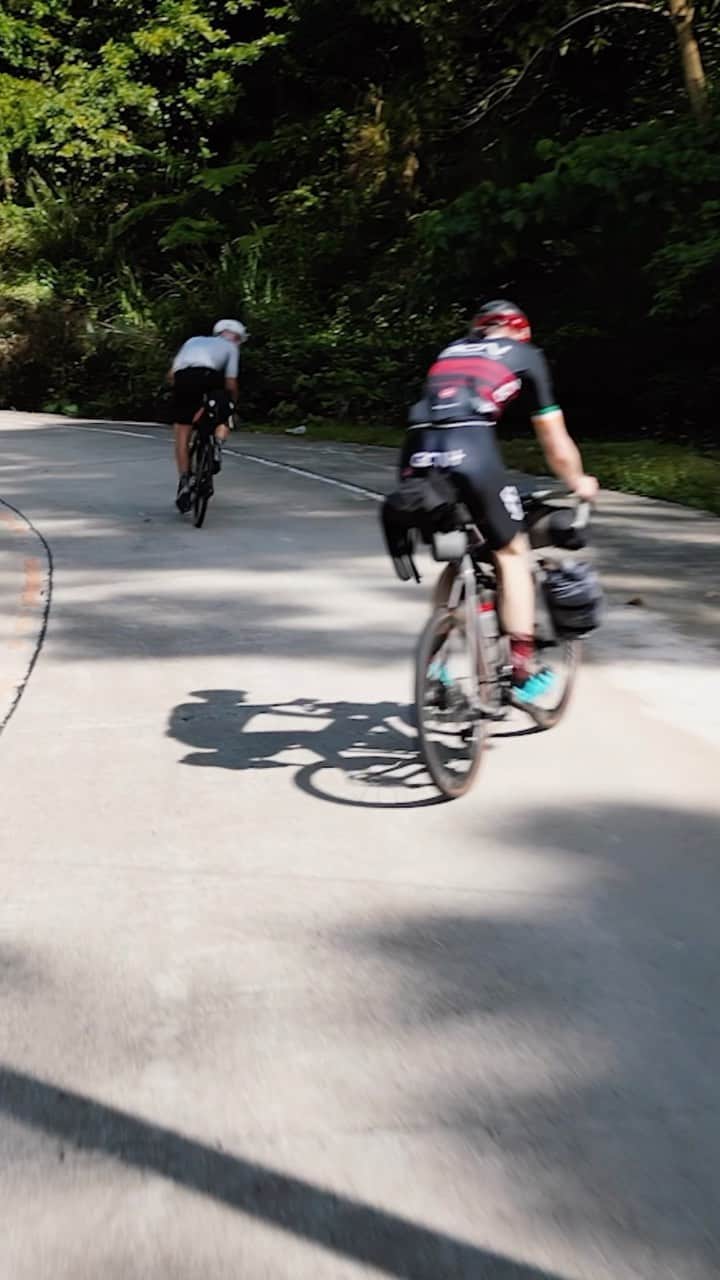 のインスタグラム：「Climbing in the Philippines 🥵  Conor and Marcel Kittel take on the majestic mountains of the island of Luzon in the Philippines in our new film, Slow Pro Tour: Philippines 🤩🇵🇭  Watch the film now on GCN+ 👉 gcn.eu/Philippines」
