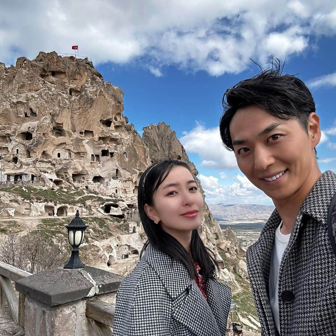 友永真也さんのインスタグラム写真 - (友永真也Instagram)「【カッパドキア】 ペルシャ語で馬がいる地方という意味です🇹🇷  場所はトルコのほぼ中心地となっており、屈指の観光スポットとなっています⭐️  火山の噴火により蓄積した溶岩や火山灰が幾つも重なり、そして長い年月をかけて風化した後にこのような奇岩群が林立しています🪨　  2.3枚目はウチヒサル城です。 トルコ語で尖った砦という意味で、頂上からはパノラマで奇岩地帯が一望できます✌️  4枚目は鳩の谷と呼ばれている所で、葡萄畑の肥料のために鳩を飼っていました🐦  5枚目 パシャバーの「妖精の煙突」と呼ばれるキノコ岩群🍄 踊っていた愉快なインドの方と記念撮影しました😉  6枚目は陶器の工房体験したお店です。 一目惚れしたワイングラスがあったので購入しました🍷  7.8.9枚目は宿泊しているホテルです🏨 景観が良過ぎてまるで異世界です✌️  @goturkiye @gocappadocia @goturkiye_jp  #GoTürkiye #GoCappadocia #LandofFairyTales #CappadociaFairyChimneys」4月14日 20時18分 - tomonaga_shinya