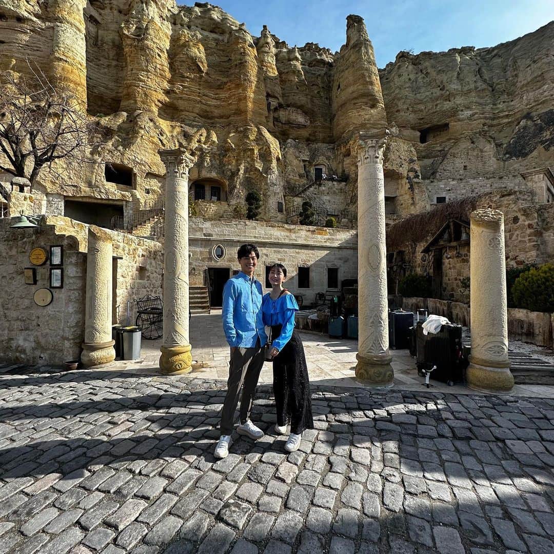 友永真也さんのインスタグラム写真 - (友永真也Instagram)「【カッパドキア】 ペルシャ語で馬がいる地方という意味です🇹🇷  場所はトルコのほぼ中心地となっており、屈指の観光スポットとなっています⭐️  火山の噴火により蓄積した溶岩や火山灰が幾つも重なり、そして長い年月をかけて風化した後にこのような奇岩群が林立しています🪨　  2.3枚目はウチヒサル城です。 トルコ語で尖った砦という意味で、頂上からはパノラマで奇岩地帯が一望できます✌️  4枚目は鳩の谷と呼ばれている所で、葡萄畑の肥料のために鳩を飼っていました🐦  5枚目 パシャバーの「妖精の煙突」と呼ばれるキノコ岩群🍄 踊っていた愉快なインドの方と記念撮影しました😉  6枚目は陶器の工房体験したお店です。 一目惚れしたワイングラスがあったので購入しました🍷  7.8.9枚目は宿泊しているホテルです🏨 景観が良過ぎてまるで異世界です✌️  @goturkiye @gocappadocia @goturkiye_jp  #GoTürkiye #GoCappadocia #LandofFairyTales #CappadociaFairyChimneys」4月14日 20時18分 - tomonaga_shinya