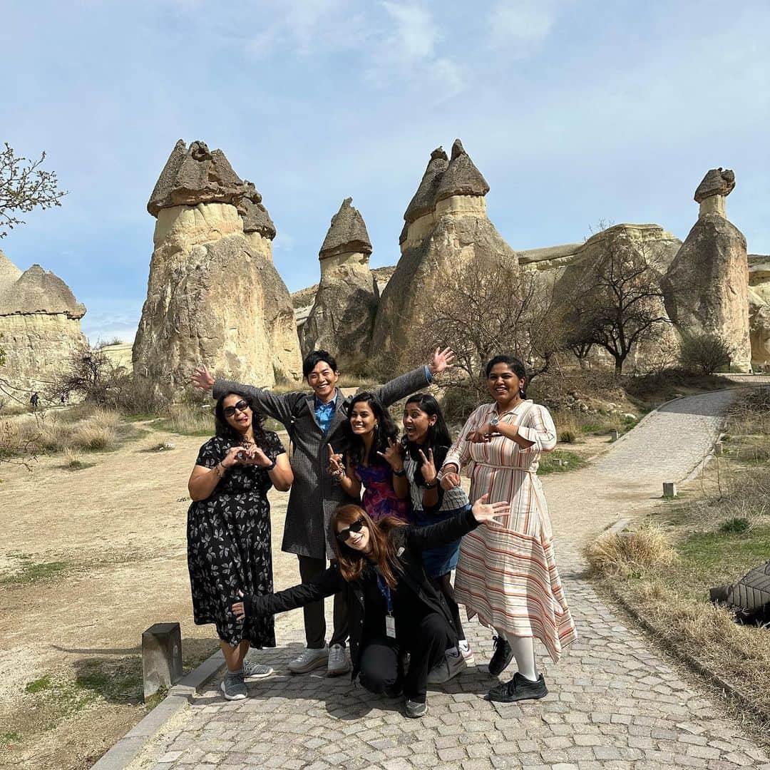 友永真也さんのインスタグラム写真 - (友永真也Instagram)「【カッパドキア】 ペルシャ語で馬がいる地方という意味です🇹🇷  場所はトルコのほぼ中心地となっており、屈指の観光スポットとなっています⭐️  火山の噴火により蓄積した溶岩や火山灰が幾つも重なり、そして長い年月をかけて風化した後にこのような奇岩群が林立しています🪨　  2.3枚目はウチヒサル城です。 トルコ語で尖った砦という意味で、頂上からはパノラマで奇岩地帯が一望できます✌️  4枚目は鳩の谷と呼ばれている所で、葡萄畑の肥料のために鳩を飼っていました🐦  5枚目 パシャバーの「妖精の煙突」と呼ばれるキノコ岩群🍄 踊っていた愉快なインドの方と記念撮影しました😉  6枚目は陶器の工房体験したお店です。 一目惚れしたワイングラスがあったので購入しました🍷  7.8.9枚目は宿泊しているホテルです🏨 景観が良過ぎてまるで異世界です✌️  @goturkiye @gocappadocia @goturkiye_jp  #GoTürkiye #GoCappadocia #LandofFairyTales #CappadociaFairyChimneys」4月14日 20時18分 - tomonaga_shinya