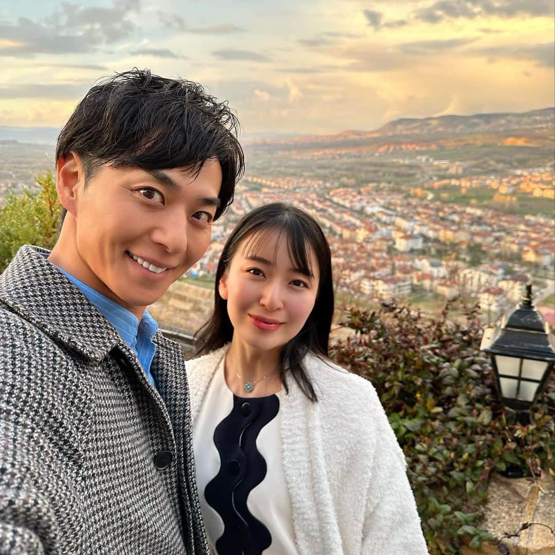 友永真也さんのインスタグラム写真 - (友永真也Instagram)「【カッパドキア】 ペルシャ語で馬がいる地方という意味です🇹🇷  場所はトルコのほぼ中心地となっており、屈指の観光スポットとなっています⭐️  火山の噴火により蓄積した溶岩や火山灰が幾つも重なり、そして長い年月をかけて風化した後にこのような奇岩群が林立しています🪨　  2.3枚目はウチヒサル城です。 トルコ語で尖った砦という意味で、頂上からはパノラマで奇岩地帯が一望できます✌️  4枚目は鳩の谷と呼ばれている所で、葡萄畑の肥料のために鳩を飼っていました🐦  5枚目 パシャバーの「妖精の煙突」と呼ばれるキノコ岩群🍄 踊っていた愉快なインドの方と記念撮影しました😉  6枚目は陶器の工房体験したお店です。 一目惚れしたワイングラスがあったので購入しました🍷  7.8.9枚目は宿泊しているホテルです🏨 景観が良過ぎてまるで異世界です✌️  @goturkiye @gocappadocia @goturkiye_jp  #GoTürkiye #GoCappadocia #LandofFairyTales #CappadociaFairyChimneys」4月14日 20時18分 - tomonaga_shinya