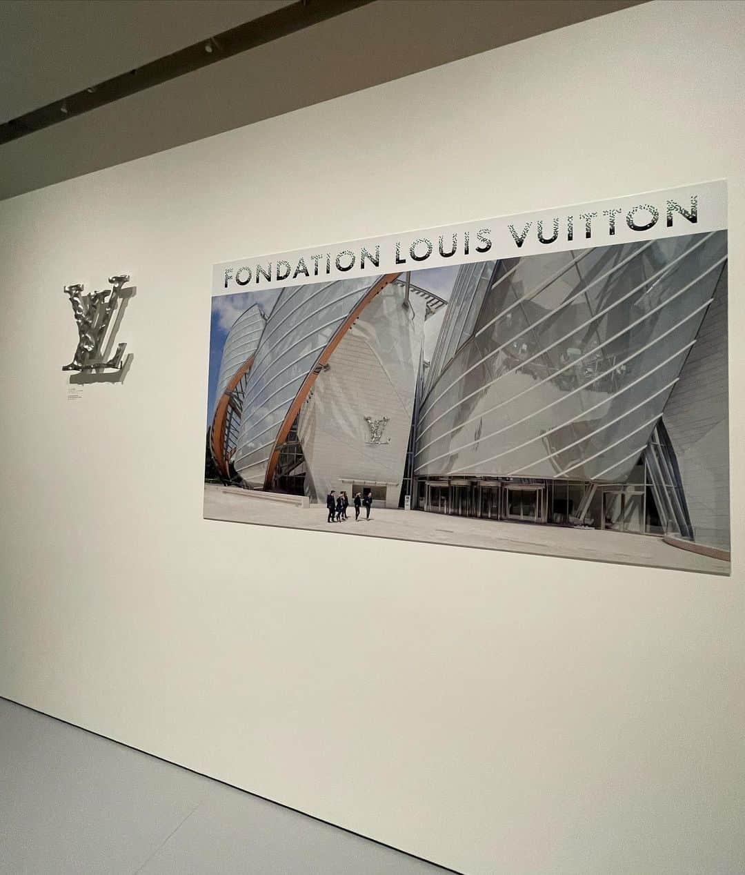岡田蓮さんのインスタグラム写真 - (岡田蓮Instagram)「▪️FONDATION LOUIS VUITTON  「エスパス ルイ・ヴィトン 大阪」で開催されている FONDATION LOUIS VUITTON主催の「アルベルト・ジャコメッティ」展に行ってきました。  ジャコメッティ氏が「見える通りに」「見たものを見えたように描く」と針金のように極端に細く、長く引き伸ばされた人物ができ、実際実物を見て大きさやとても細いのに迫力があり驚きました。  ジャコメッティ氏のこれまでのストーリーのお話も聞くことができ貴重な経験になりました。  6月25日(日)まで開催中なので是非足を運んでみてください。  @louisvuitton  @ellegirl_jp  #louisvuitton #ルイヴィトン #ジャコメッティ展 #エスパスルイヴィトン大阪 #collectionflv #ellepromotion」4月14日 20時18分 - ren.479