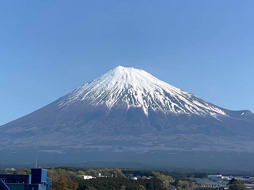 矢野きよ実さんのインスタグラム写真 - (矢野きよ実Instagram)「すごいーーちょっと見てくれますかー 毎週末、名古屋から東京へ向かう車窓から 美しい富士山に手を合わせて写真を撮ります。 1枚目は4月1日8:52…私が撮りました 2枚目は4月6日8:24…耕一さんが撮りました！ 車窓から大急ぎで撮るのにね… 撮影した場所が全く同じだったんです。 写真の左下の青い建物！わぁ！同じだー！  田島ちゃんに言われてびっくり！ "まったく同じ場所で撮影できてるーー！" 嬉しい奇蹟だー。 明日は雨かな、雲の中の富士山かな……  【これからの在廊日】 15日(土)・16日(日) 29日(祝 土)・30日(日) 5月4日(祝 木)・5日(日)・6日(土)・7日(日) #yanokiyomi #矢野きよ実 #矢野きよ実の書 @iihini_style @awai_thecovernippon」4月14日 20時19分 - yanokiyomi