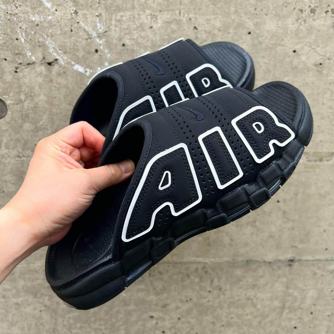 小島奉文のインスタグラム：「. 今年のサンダルはコレかな。 . #nike #airmoreuptempo #moreuptempo #uptempo #atmos」