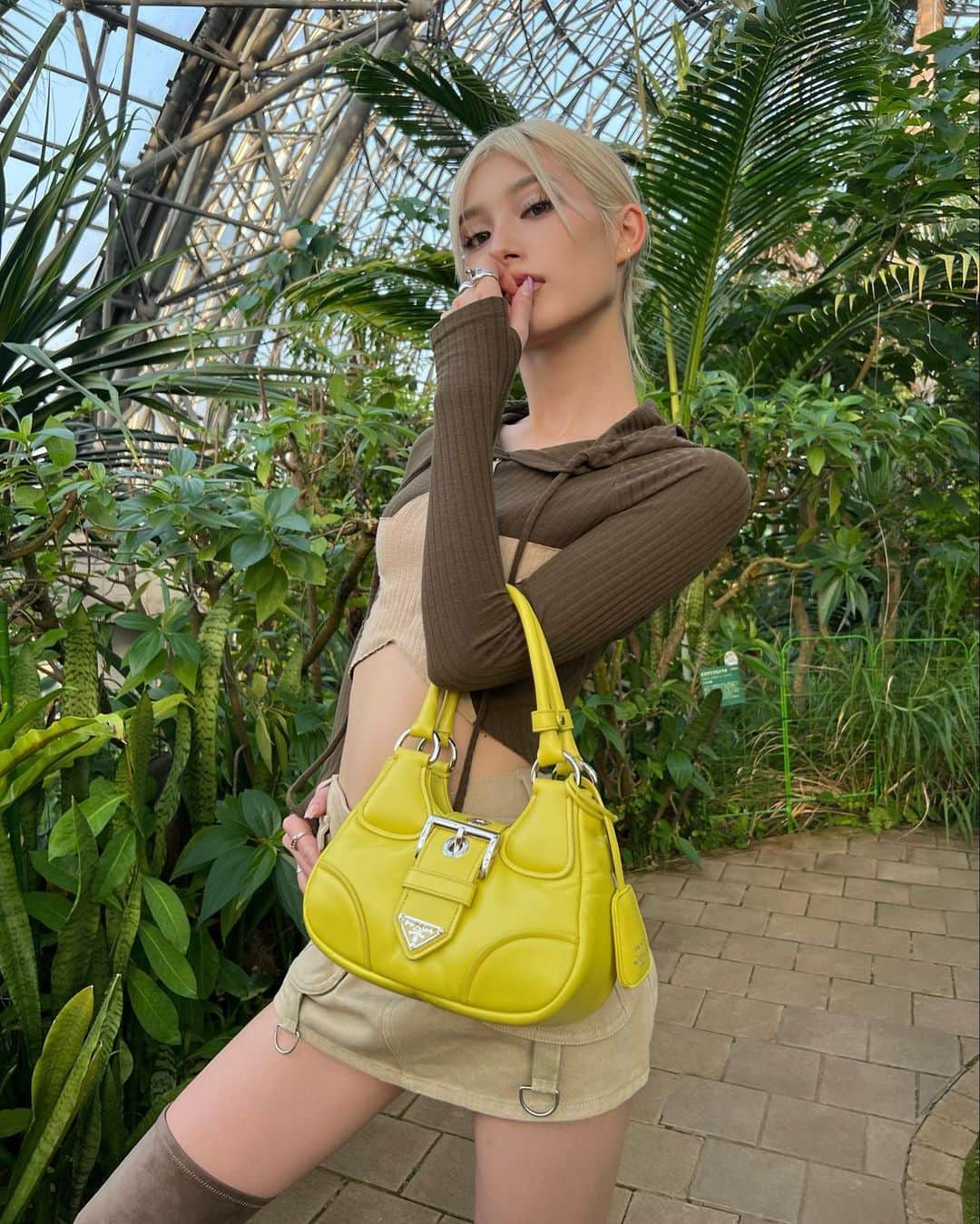 南部桃伽のインスタグラム：「🌼💛🖤🌼」