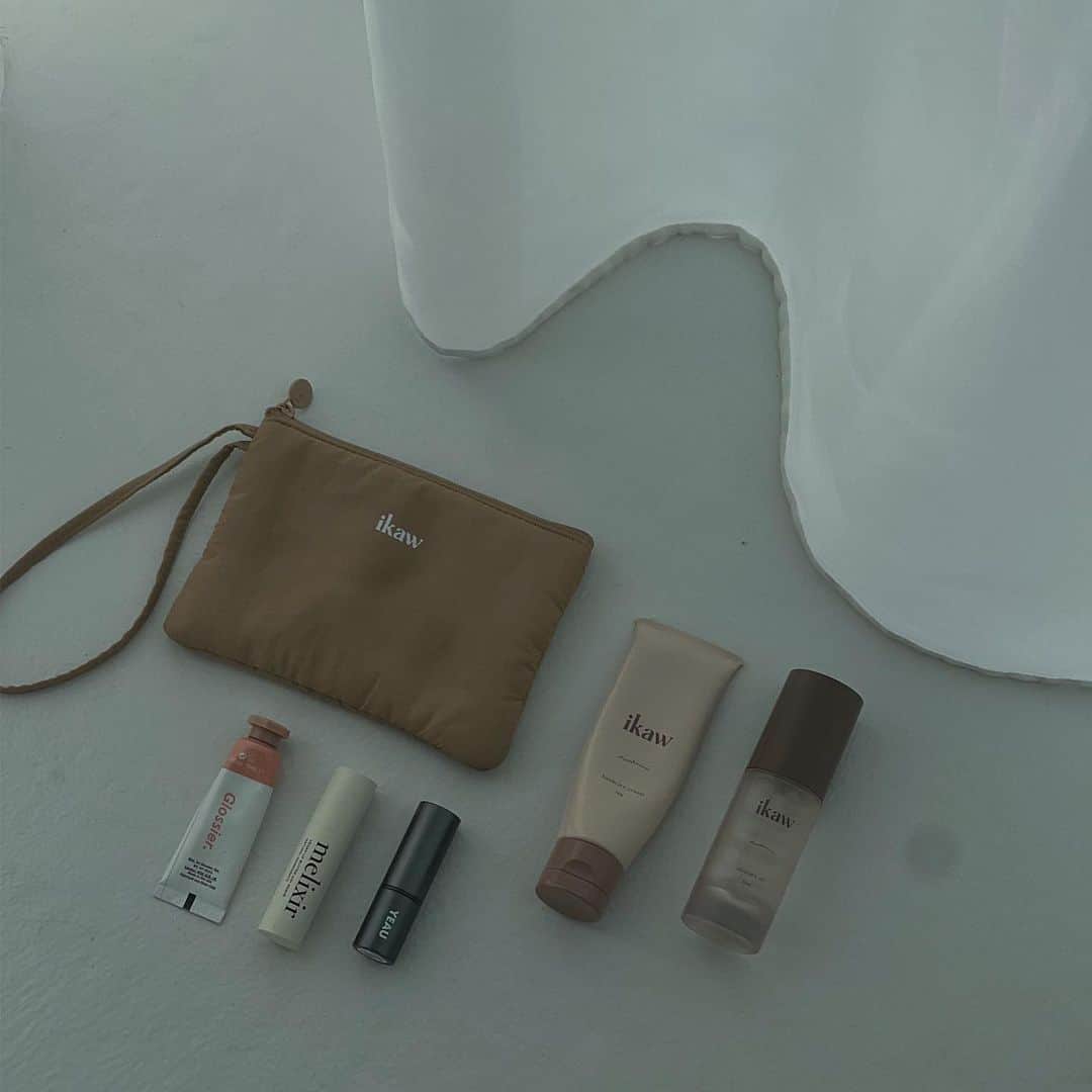ラブリのインスタグラム：「基本的にポーチにはこのアイテム。  skincare oil → @ikaw_official 👑 hand cream → @ikaw_official  rip cream → @melixirskincare_kr  cheek → @glossier  rip → @yeau_official」