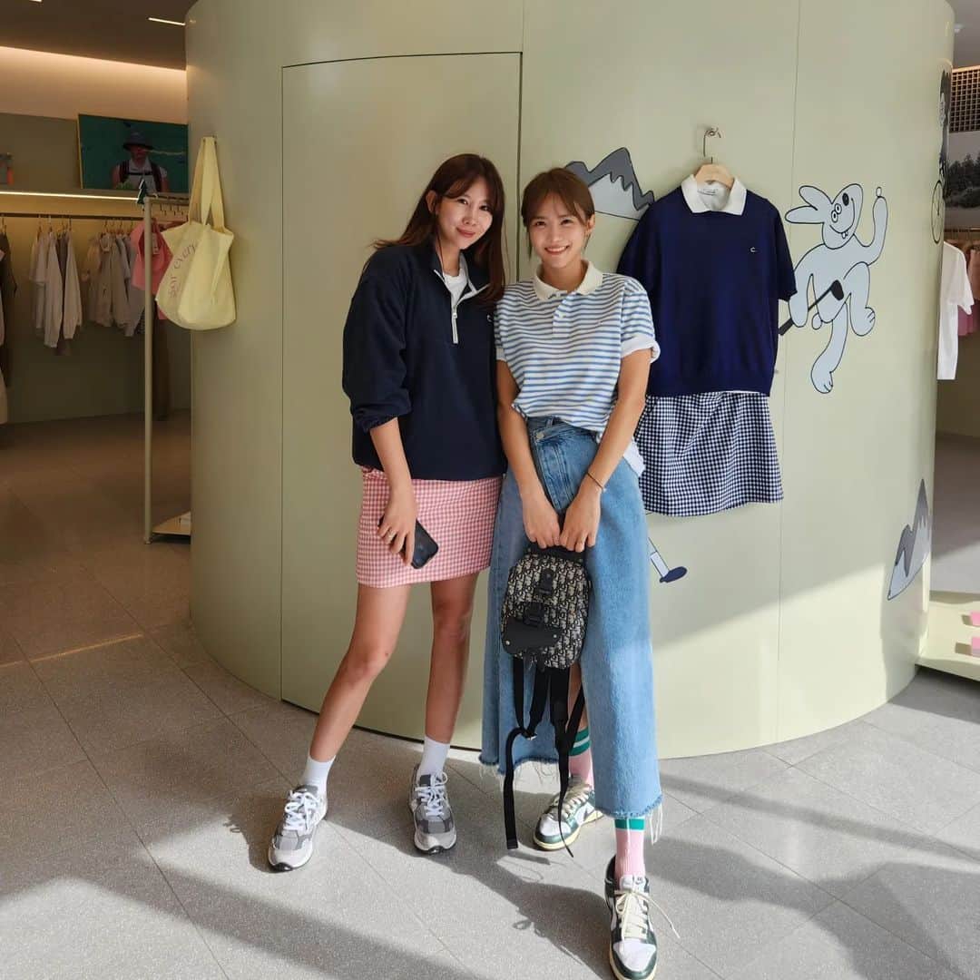 ユ・ハナのインスタグラム：「Clove 23ss 프레젠테이션 행사✨️  클로브대표님이자 주현언니와 투샷👭 눈돌아가서 첫번째 행거부터  마지막행거까지 다 갖고싶었는뎁🙈  클로브입고 테니스치고  클로브입고 놀러갈 거 생각하니 벌써 두근두근🫶  자꾸 눈에 밟히는 핑쿠핑쿠는 다시 사러가야할까바요🌸   오빠모자도 사고 동글이 트레이닝 셋업도 사고 내 테니스 치마도 사고  눈이 즐거운 햄볶한 시간이였어요🎶   당장 #클로브 로 가세요💕 (5월엔 #clove 신상이 쏟아진다는  소문도 살짝 흘려요오🤫)」