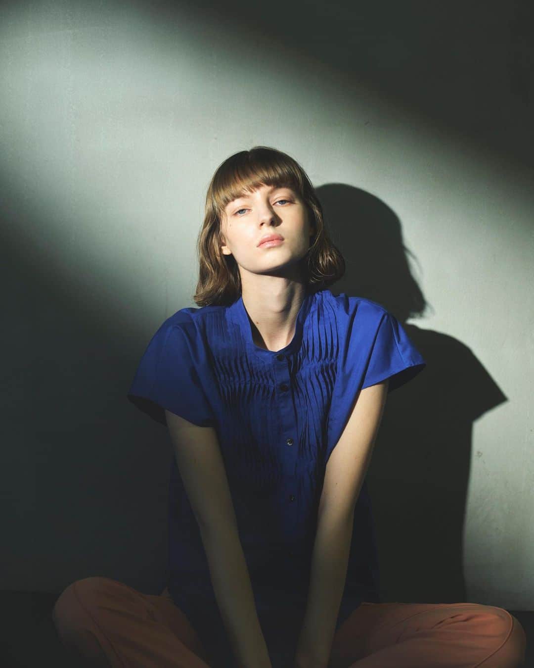 Effortless Womanのインスタグラム：「‘23 SUMMER COLLECTION 　　 　　 　　 >>> In the sun / In the shade   日の当たる場所、 日の当たらない場所。 誰にでもある横顔、2面性の違いを楽しむ 。 　　 　　 Shirt ¥13,200 (5月中旬発売) Pants ¥15,400 (5月中旬発売) 　　 　　 　　 Photographer/ @tomoya_takano (PEACE MONKEY) Hair&Make up/ @makoto_lilamakeup (Lila) Model/ @marie.koehn (@bravomodelstokyo) 　　 　　 　　 #maysongrey #mg_22SS  #summercollection  #InthesunIntheshade」