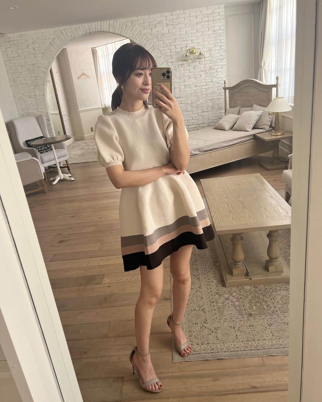 神部美咲のインスタグラム：「あっという間に週末😳💓  ふわっとミニスカ🖤  みなさま、良い週末を😘  #週末はウマでしょ #皐月賞  #週末はミニでしょ」