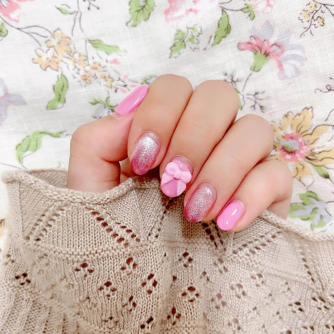 熊谷彩春のインスタグラム：「ミュージカル『GYPSY』 本日もマチネ公演、お越しくださりありがとうございました🌹 　 開幕前、いつもお世話になっているネイリストさんに、ジューンをイメージしたピンクのネイルを施していただきました💅 キラキラなマグネットネイルも、ワンポイントのリボンもとっても可愛くて、気分もあがります💕 　 明日は12:30/17:30の２公演です！ 子役はチームブルーです。 お待ちしております✨ 　 #ミュージカルgypsy」