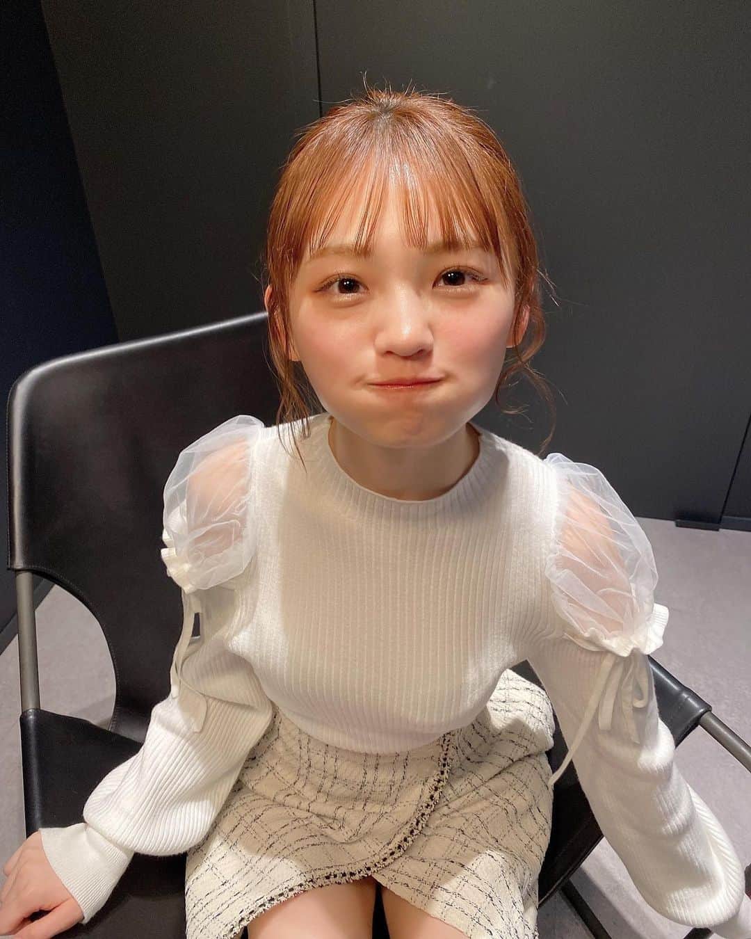 のインスタグラム：「newカラーどう？🍊 ⠀  ⠀ ⭐︎全人類あざと計画⭐︎ 似合ってる！とか思ったことすぐ言ってくれると女子は喜びます！！！＾＾  #彼女の私服がかわいい #低身長コーデ #sサイズコーデ #156cm #ガーリーコーデ #大人ガーリー #ナイスクラップ #niceclaup #シアートップス #ポニーテール」