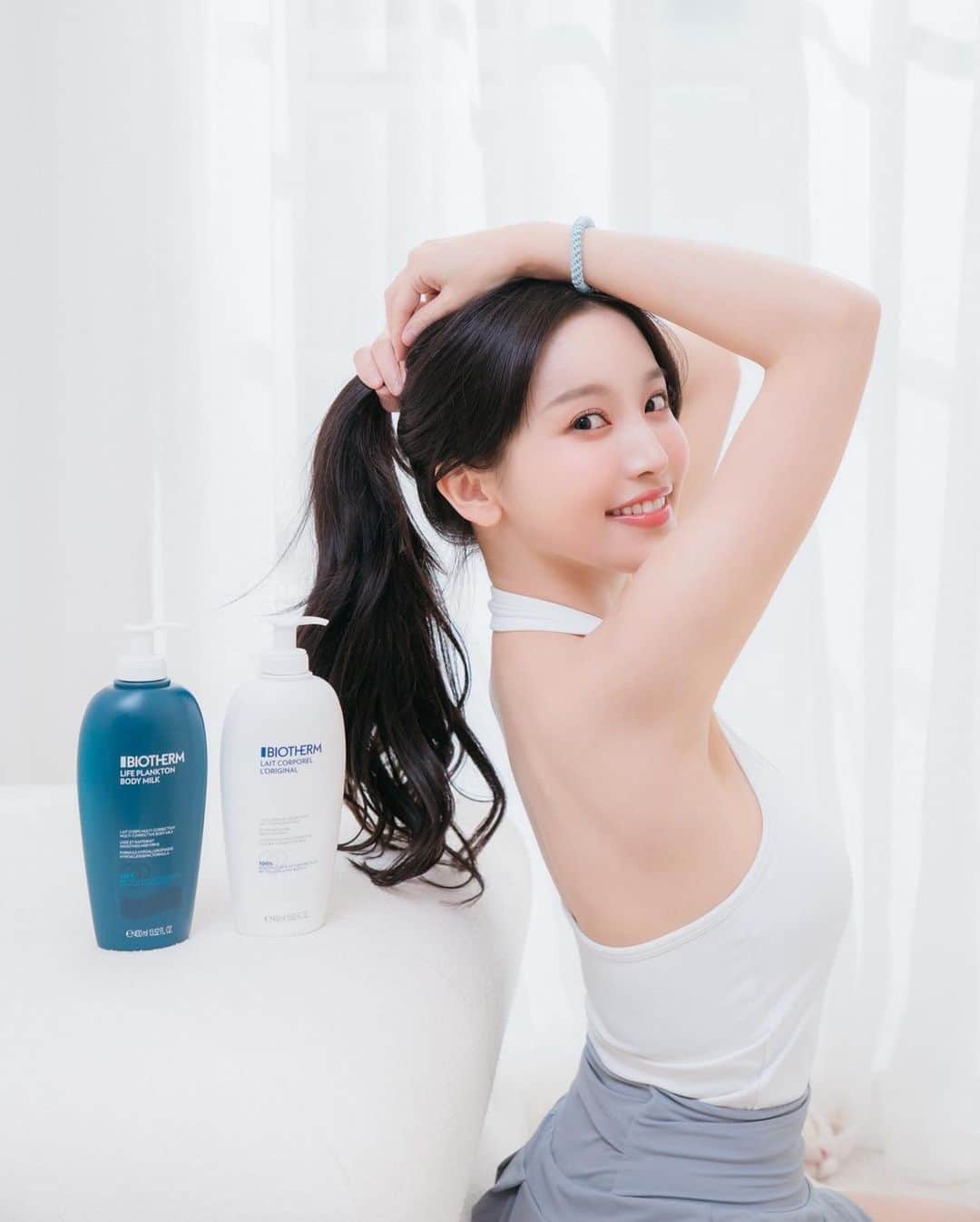 蔡瑞雪（Ruixue Tsai）さんのインスタグラム写真 - (蔡瑞雪（Ruixue Tsai）Instagram)「一直覺得女生綁馬尾有種 很吸引人的感覺！ 當女孩在運動時抬高手臂綁馬尾時 露出背部肌膚的時候真的好有魅力😆 你們有這麼覺得嗎？  講到背部肌膚～ 身體的保養是很多人平時忽略的問題 常常看到有人在臉上塗瓶瓶罐罐 但身體、手腳皮膚都非常乾燥  我真的是一個乳液狂人 四季都必擦乳液 但我在挑選乳液上也非常的挑剔 最不喜歡雖然主打保濕但超油 也不喜歡因為清爽而無感🤨 而且天氣慢慢變熱也是該露出美肌的時候啦！  推薦你們我一直在用的碧兒泉身體乳 白色的是超保濕亮膚身體乳 #亮膚身體乳 不僅超保濕 還可以做到不黏膩快速吸收 獨創成分奇蹟溫泉活萃 修護肌膚的不平滑感 讓身體變得跟臉的肌膚一樣平滑柔嫩 維他命E&甜橙油&橄欖油 舒緩肌膚、深度保濕，提升肌膚的光澤度 如果有比較容易暗沉的地方 像是肩膀、背部或是關節處 都可以用亮膚身體乳加強 夏天綁起馬尾露出背部一大片肌膚 也完全OK沒問題👍🏻 它的味道是很舒服的甜橙香調清爽舒適🤍 非常的耐聞🥹  另外還有藍色的 #特嫩身體乳 這款剛上市的時候真的被大家買到斷貨  是碧兒泉的特嫩精華身體乳版本😍 有跟特嫩精華一樣的護顏級成分改善顆粒問題 我會用它加強按摩後小腿、手臂 按摩當下就能夠馬上保濕乾紋都不見了🥹 每天用下來緊緻度也提升了很多～ 緊緻水亮亮的肌膚有誰不愛呢？ 而且還有迷人的麝香調讓按摩過程超級療癒！  跟我一起來呵護身體的肌膚吧！ 保濕水感絲滑光澤選 #亮膚身體乳 修護滋潤緊緻彈性選 #特嫩身體乳   現在參加百貨母親節碧兒泉預購會 🤍買身體系列滿$3000現折$300 🤍憑發文or限動截圖，到碧兒泉全台指定櫃點，消費身體保養系列超過$3800，就會再多送兩條L.ERICKSON的髮圈 *數量有限送完為止  🤍不管有沒有使用過都先去我的限動兌換體驗組喔 !  #碧兒泉 #超保濕亮膚身體乳 #全身絲滑會發光 @biotherm.tw」4月14日 20時23分 - snowbabyq