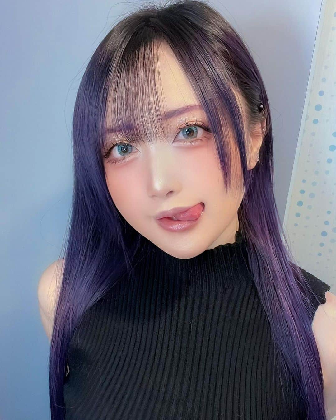 華密美琉さんのインスタグラム写真 - (華密美琉Instagram)「💜  ぺろっ  💜  髪色は東堂尽八リスペクト 暗めの紫にした時のやつ  お気に入りのカラーでよくやるよ！ 自撮り明るく見えるけど 暗めの紫でいい感じっショ  💜  Twitter▶︎▶︎@chamomile_chami TikTok▶︎▶︎@chamomile_chami ツイキャス▶︎@chamomile_chami YouTube▶︎カモミールCH  フォローお願いします🫶✨✨  #cosplaygirl  #cosplay  #cosplayer  #cosplaygirls  #cosplaymakeup  #cosplaymodel  #cosplayjapan  #japanesegirl  #japaneseculture  #japanesecosplay  #chamomile  #fashion  #fashionstyle  #fashionweek  #cosplayerchamomile #chamomilecosplay  #cosplayselfie  #cosplays  #cosplaysexy  #コスプレ女子  #縦セタ  #縦セタニット  #セーター女子  #カモミール  #コスプレイヤー  #自撮り女子  #東堂尽八  #派手髪  #派手髪女子  #弱虫ペダル女子」4月14日 20時28分 - chamomile_chami