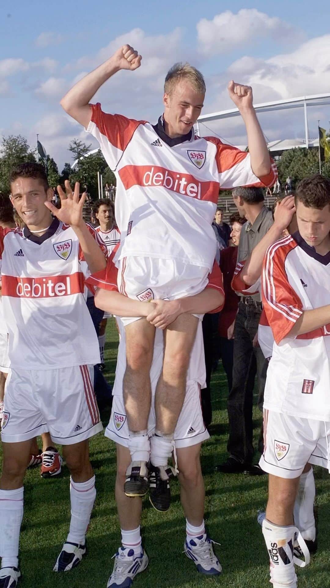 のインスタグラム：「💬 „Der VfB bedeutet für mich Emotion!“ Vor rund 25 Jahren VfB-Jugendspieler und heute Chefcoach: alles rund um Sebastian Hoeneß in der neuen Ausgabe der stadion aktuell.⤵ 🗞 Den Link zur #stadionaktuell gibt’s in der Story. _ #VfB #VfBBVB #vfbstuttgart1893 #heimspiel #vfbstuttgart #auscannstatt #furchtlosundtreu #stuttgart #vfbinsta」