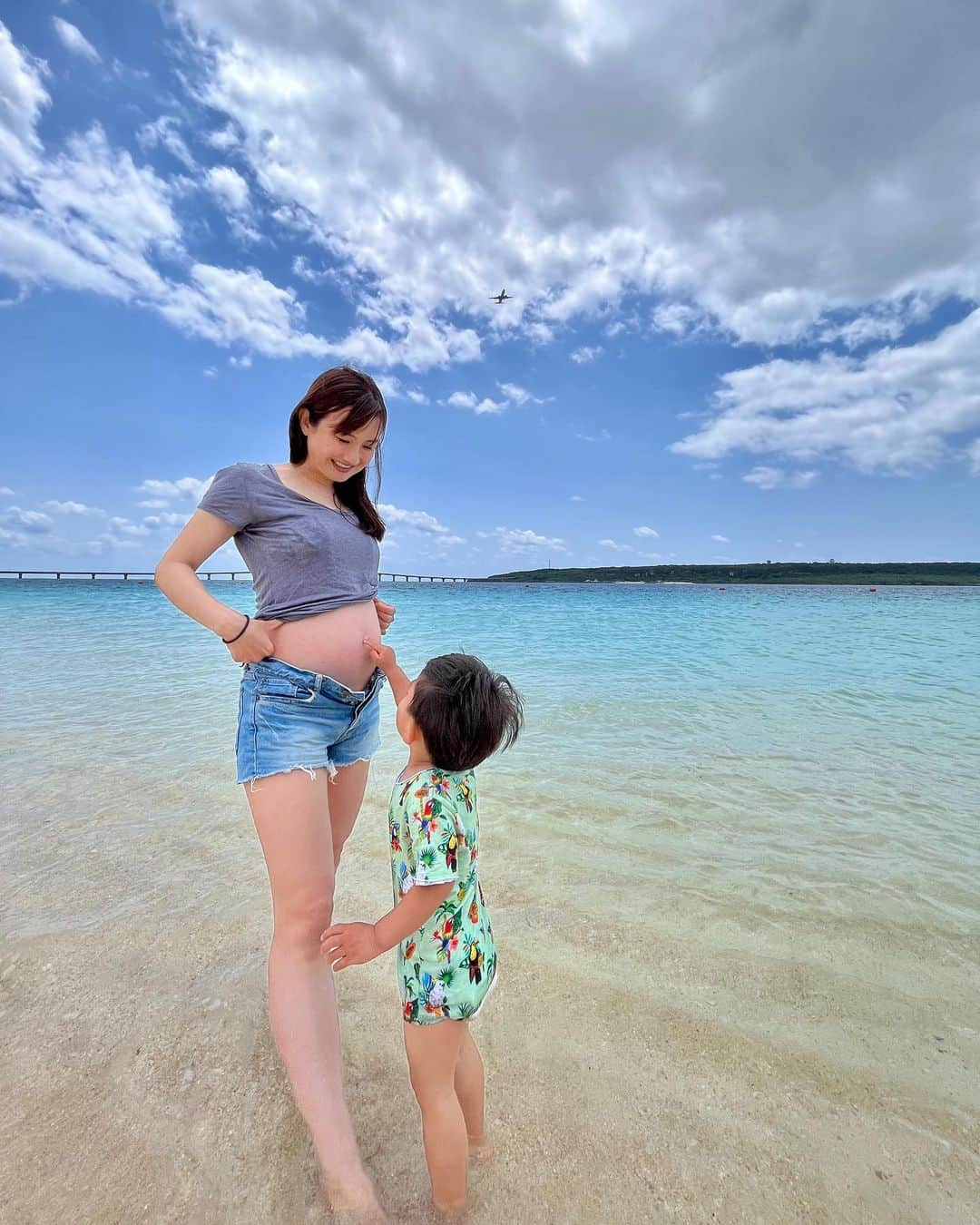 湯田友美さんのインスタグラム写真 - (湯田友美Instagram)「・ #7monthspregnant  新しい命を授かることができました🤲  40週0日が出産予定日になるので、あー何だかマラソンと同じような数字だなと思い、週数をkmへ置き換えて、数えながらここまできました。写真を撮った時は、26km(週)地点です。笑  こんな私でも、妊娠初期は、精神的に負担がかかることがあり、心身ともに壊れました。  それでも仕事へ行き、外へ出て、妊娠前と変わらずエネルギーある仲間と体を動かすことが私の気分転換になっていました。 辛い時に、辛い！と素直に吐き出せる友人達は、もはや存在してくれてるだけで心が温まり、元気になれる存在でした。(おかげさまで今は安定しています😊)  外で元気な分、家では廃人になることも多く、家族にはたくさん頑張ってもらっていると思います。  改めて、いろんなサポートのおかげで、毎日を過ごせていることに感謝しています！  日々体と向き合い、自分が必要なことを選択し、新しい命を育てていきたいと思います。  あたたかく見守っていただけたら嬉しいです。 いつもありがとうございます！  引き続き、よろしくお願い致します。  #2ndbaby」4月14日 20時30分 - yudatomomi