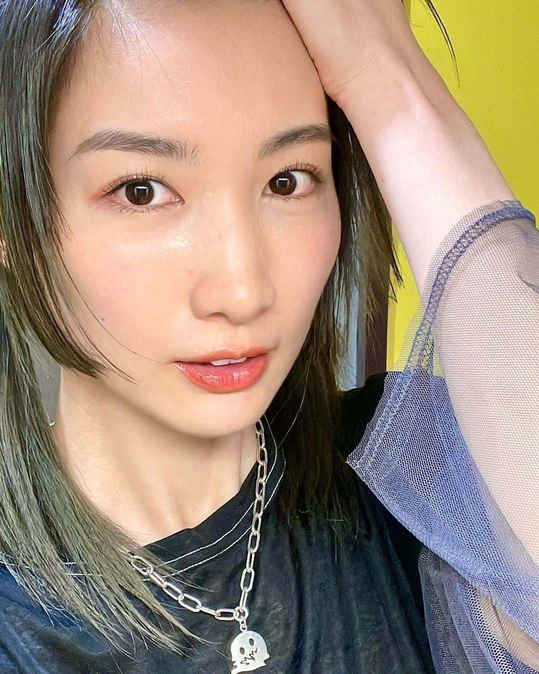 中嶋イッキュウのインスタグラム：「8000年に一度くらいの体調不良で死んでました😀  眉毛とまつ毛 @une_fleur_eyebrow  で @une_fleur_.yui ちゃんにやってもらって時が経ってしまったけどめっちゃ綺麗🥺  眉毛描いてないけど多分描いたらもっと綺麗..  無限ボーボー眉 人生で初めて整えてもらった❤️  そして @didion_beauty  の気になってた新色グリッターと リップ他の色ゲト 今日つけてるのは　Determine です💄  ゲトして正解でした😤😤😤  最近毎日15時間くらい寝てる。。笑  明日は　@cinema_staff のオーパーツだよー！」