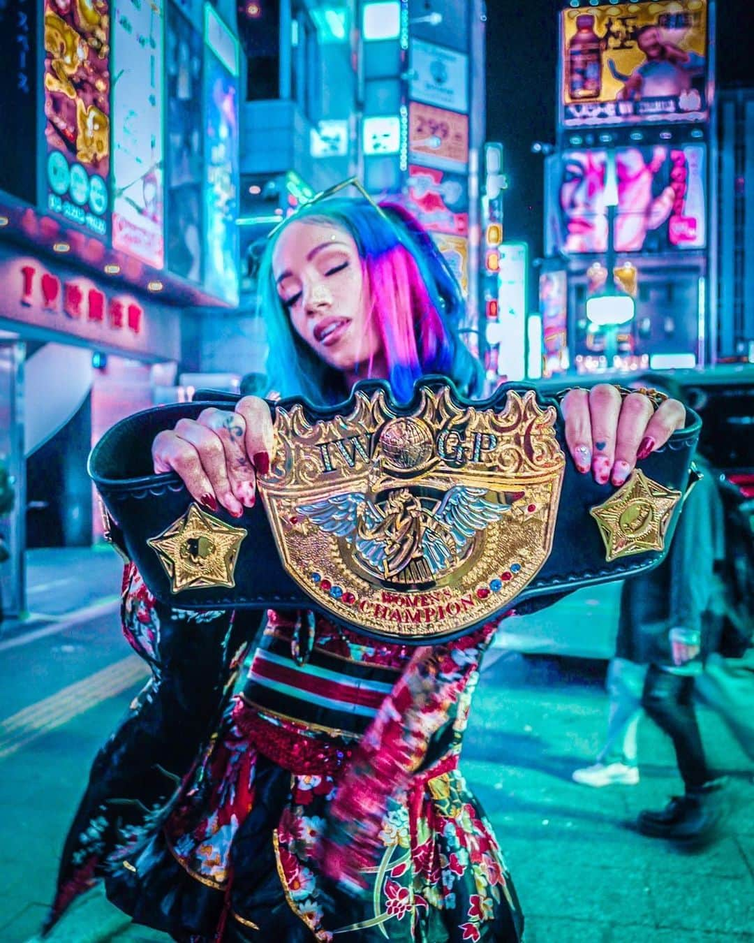 サシャ・バンクスのインスタグラム：「Some fight, some bleed 🩸  Sun up to sun down  The sons of a battlecry #theceo #iwgp #iwgpwomenschampion #moné #stardomwrestling #japan @sai_photographer._」