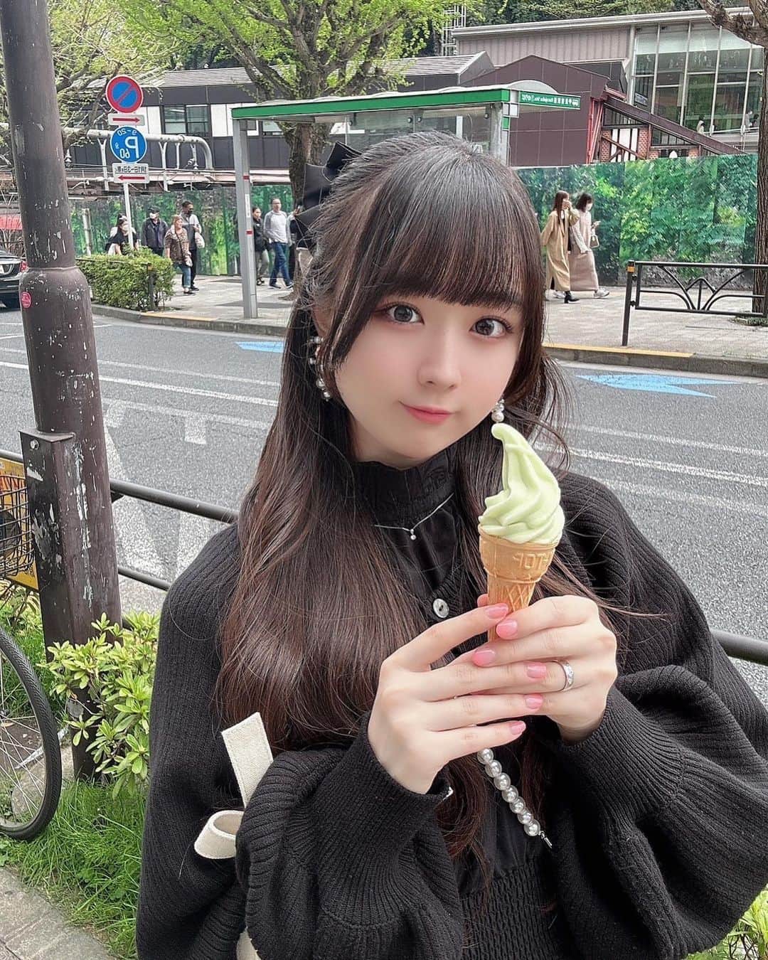 高田もものインスタグラム：「. 何味だと思う？ . かしこ . #高田もも #かしこってなに #かしこ #instagood #instagram #Photo #IKEA #ice #ヘアアレンジ #blackoutfit #ハーフアップ #ハーフアップアレンジ #rienda #ワンピース #ボレロカーディガン #ロングヘア #黒髪ロング #原宿 #原宿グルメ #原宿カフェ #原宿スイーツ」