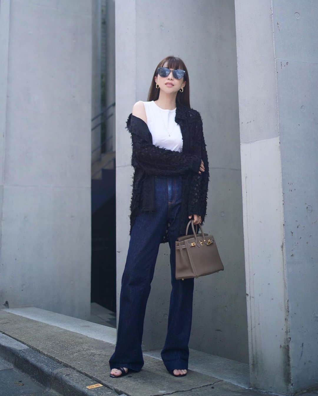 喜田彩子のインスタグラム：「⁡ あっという間の1週間！！ 今週もみなさんお疲れ様でした♡♡ ⁡ 明日は子供達も楽しみにしていたピクニック予定が 降水確率100%🙃💦 最近良いお天気が続いていたのに〜。 ⁡ ⁡ さて。今日は ⁡ SHIRT... @sakishima_tokyo_closet  BOTTOM・SHOES... zara BAG... hermes ⁡ ⁡ ドビー織りが可愛い大きめシャツブラウス♪ シーズンレスで着こなせるシャツブラウスだからこそ シンプルだけどワンポイントが◎ 　 前は開けてラフに抜け感を🌿  ⁡ ⁡ #sakishimatokyo #着回しコーデ #シャツコーデ #fashion #outfit #ootd #coordinate #패션 #오오티디 #데일리룩 #코디스타그램 #악세사리 #오늘뭐입지 #좋아요 #156センチコーデ #sサイズコーデ #春コーデ #シンプルコーデ #ファッション #コーディネート #コーデ」