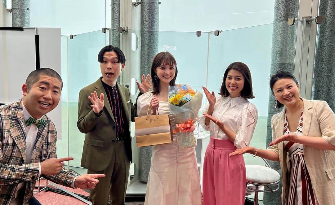 渡邊渚のインスタグラム：「誕生日はぽかぽかで迎えました！ 優しいみなさんとスタッフの方々に囲まれて、嬉しいです！ 前日から別のお仕事でも、たくさんの方におめでとうっと言っていただけて、幸せです。  おめでとうと言われると、生きていることを肯定されるような感じがしていいですね。 おめでとうって言ってくださったみなさん、ありがとうございましたー！  #ぽかぽか」