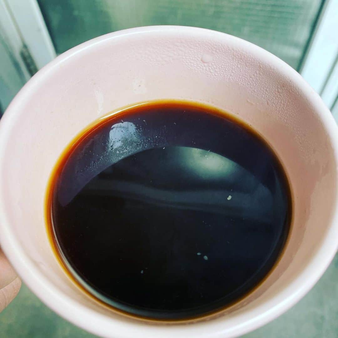 のインスタグラム：「おはようございます 本日もコーヒーから (30日目)  今日は天気が良いので、 パン屋の裏口でコーヒーを嗜んでます。  外の風にあたりながら飲むコーヒーはいつもと違った味わいですね。  歩いて30mのとこに公園があり、たくさんの子どもが遊んでるので、またそっちでもコーヒー嗜みたいと思います。通報されませんように。  さぁ今日も通報されないように頑張ります！  では皆さま、良い一日を！  #コーヒーチャレンジ #苦手なコーヒーをお茶の感覚で飲めるようになるまでの道のり #コーヒー #coffee #コーヒーチャレンジ #coffeechallenge #カフェ #Caffe #吉本新喜劇 #yoshimotoshinkigeki #カバ #kaba #cava #hippopotamus #hippo #皆さま、今日も良い一日を！」