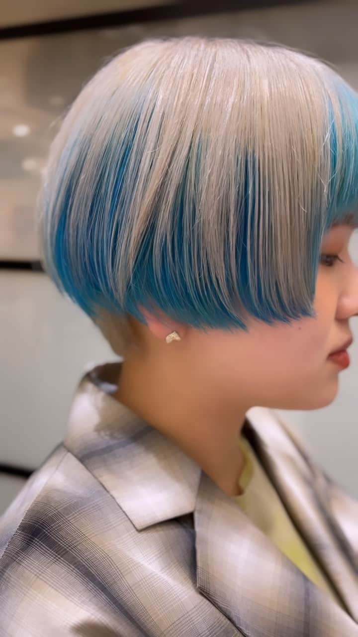 栗原貴史のインスタグラム：「color @takasaki_aoi  cut @kuri0804   @uegaki_koyuki   シンプルなスタイルもカラーのデザインでオリジナルなスタイルに。  @peekaboo_newoman_shinjuku @peekabooacademyofficial @peekaboosalonsofficial @peekaboo_webacademy  #新宿美容室  #newoman新宿  #骨格補正  #骨格補正カット #ボブ  #グラボブ  #ショートヘア #ショートカット #ショートボブ #丸みショート #ゆとりショート #shortcut #hairistyle #contrastdesign #contrastcolor #bob #peekabooneeomanshinjuku」