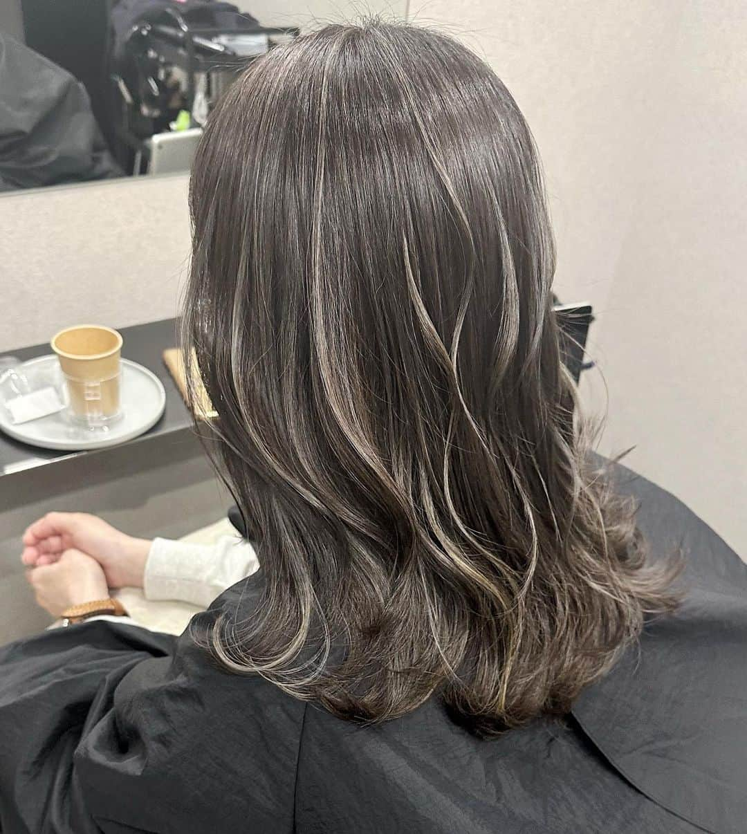 【高砂・美容師】平岡歩 ヘアアレンジ hairarrangeさんのインスタグラム写真 - (【高砂・美容師】平岡歩 ヘアアレンジ hairarrangeInstagram)「脱白髪染めハイライト✨  兵庫県姫路加古川エリアで 1番ハイライトカラーしてる🥇平岡あゆみと申します🙇‍♂️  現在ありがたいことに、ご新規様のご予約が基本的、1.5から2ヶ月待ちとなっております🙇‍♂️ ご予約お取りしずらいですが、是非諦めず予約獲得に挑戦していただけると嬉しく思います✨ ご希望であればスラッシュの他の優秀なスタッフのご紹介もさせて頂きますのでご相談ください✨  ⚠️ハイライトでこんな悩み、経験はございませんか？ ⁡ 😞ハイライトしたけどよくわからない 😞ハイライトが太すぎて虎柄みたいになった 😞ハイライトが白髪みたいになった 😞ハイライトが何故か思い通りになった事がない ⁡ これらのお悩みや失敗には全て理由があって、例えばよくわからないハイライトは、カラーを塗る際の塗り分けの仕方が間違っていたり、ハイライトが太いのはハイライトの入れ方に工夫がなかったり、僕自身もまだ経験が浅い頃全てを経験した事がありました（その頃お越し頂いてたお客様すみません🙏）ですが失敗を糧にお客様に必ず喜んで貰える様になりたいと、10年以上の美容師人生をかけ、その術を学び、考え、習得して参りました✨ ⁡ 他のハイライトカラーも是非ご覧下さい👇 @ayumi_hiraoka ⁡ ハイライトに挑戦したいけど綺麗になるのか不安と言う方、その不安は僕の前では絶対に安心に変わるので、お悩みの方は是非ご相談ください☺️ ⁡ ハイライトは特殊な技術故に誰でも出来る技術ではございません🙅‍♂️難しい技術で、お客様の現在の髪状態や施術履歴にも非常に影響されるので、先ずは一度予約ご相談用 LINEからご相談ください🙏 難しい技術の為、1度のご来店では出来ない場合もあります、その際はどうすれば出来る様になるのか計算してプランをお伝え致しますのでご安心ください🙇‍♂️ ⁡ が【ハイライトをお考えの方へ💇‍♀️✨】 ハイライトをする時は… ▶︎色味 グレーorグレージュorブラウンorベージュor暖色 ▶︎明るさはどのくらい 暗めor明るめor明るすぎず暗すぎず？ ▶︎ハイライトの太さのイメージ 太めor細め？ ▶︎どういうイメージにみられたい？ カジュアル系orギャル系？ この4つを元に選ぶと美容師さんにも伝わりやすので是非ご参考下さい💁‍♀️ 僕が担当させていただく場合はこの項目を元にしっかり安心できるカウンセリングをさせて頂いてから、施術に入るので初めての方も是非ご相談ください😊  詳しくはプロフィールURLの料金表ご覧下さい🙏 【兵庫県姫路市】 ▶︎平岡歩 @ayumi_hiraoka ＿＿＿＿＿＿＿＿＿＿＿＿＿＿＿＿＿＿＿＿＿＿＿ 今まで幸せにさせて頂いた方々の髪はこちら💁‍♀️ ⬇︎⬇︎⬇︎⬇︎⬇︎⬇︎⬇︎⬇︎⬇︎⬇︎⬇︎⬇︎⬇︎⬇︎⬇︎⬇︎⬇︎⬇︎ 《@ayumi_hiraoka》 ＿＿＿＿＿＿＿＿＿＿＿＿＿＿＿＿＿＿＿＿＿＿＿  @slash_lifedesignsalon  株式会社s.l.d  代表平岡歩 ⁡  【お店情報】 営業時間　10時〜20時ぐらい 料金表　プロフィールURLに記載 住所　兵庫県姫路市西二階町121番地2階 ⁡ 【ご予約方法】 現在ご新規様のご予約はキャンセル待ちのみと なっております🙇‍♂️ キャンセル待ち専用 LINEを登録して、送られてくるキャンセル待ちエントリーフォームを入力してエントリーして下さい🙏 ご予約時にLINE @にて ・料金の事前提示 ・所要時間の事前提示 ・このカラーはどのメニュー選べばいい？ などお気軽にご相談下さい🙇‍♂️ ご予約はこちらのLINEからお願いします♪ LINE ID 【@183ihoos】 LINEのID検索より検索してください 最初の＠マークを忘れずに入れて下さい。 ご質問などはコメントにお願い致します！  #ハイライトカラー #ハイライトロング #ハイライトヘア  #白髪ぼかしハイライト #白髪を活かすハイライト  #姫路美容室　#姫路美容院　#姫路ハイライトカラー #姫路ハイライト#ブリーチなしハイライト#インナーハイライト#脱白髪染めハイライト #脱白髪染め #白髪活かしカラー　#白髪活かし　#ベージュハイライト　#マーキングハイライト」4月14日 11時50分 - ayumi_hiraoka