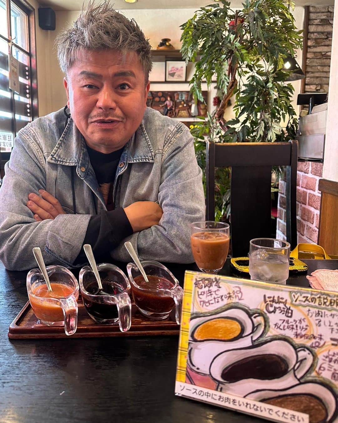 諸星伸一のインスタグラム：「⭐️今に見てろ⭐️  若い頃、悔しい思いをたくさんしてきた。  「今に見てろ」  それを口癖のように言っていた。  悔しさは人生のバネ。  今になってそれは心から言える。  #lamborghini #ランボルギーニ #morohoshi #諸星伸一 #fightingstar #ファイティングスター #fsbk #世界最強モロックマ #世界最強諸星一家 #諸星一家 #powercraft  #tokyo #japan  ※髪型髪色に関するDMをよくいただくので最近の髪型前後左右載せておきます💇📷」