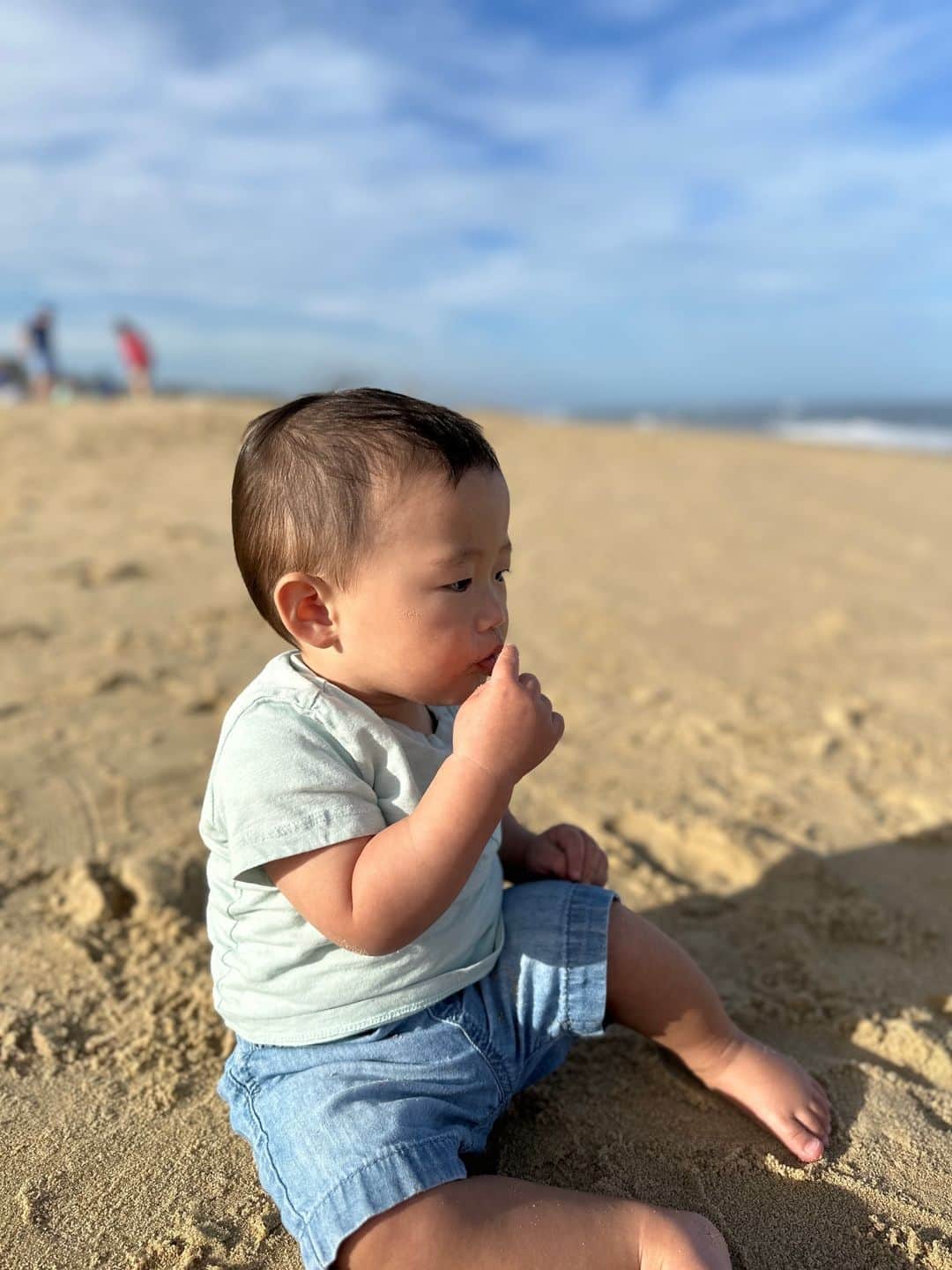 吉田ちかのインスタグラム：「Went to visit some friends in Virginia Beach and it was beautiful!   Pudding had a blast finding treasures with the metal detectors we rented from the hotel 😆 their findings? A bottle cap😂 but hey, it’s the process that makes it fun! lol  A big thanks to Shawn for treasure hunting with Pudding!   Virginia Beachにいるお友達に会ってきましたが、素敵過ぎる場所でした❤️ プリンはホテルで借りた金属探知機でのお宝探しに大はしゃぎ😆何が見つかったって？ボトルキャップでした😂でも、大丈夫!大事なのは、何が見つかったかじゃなくて、そのプロセスだから!w」