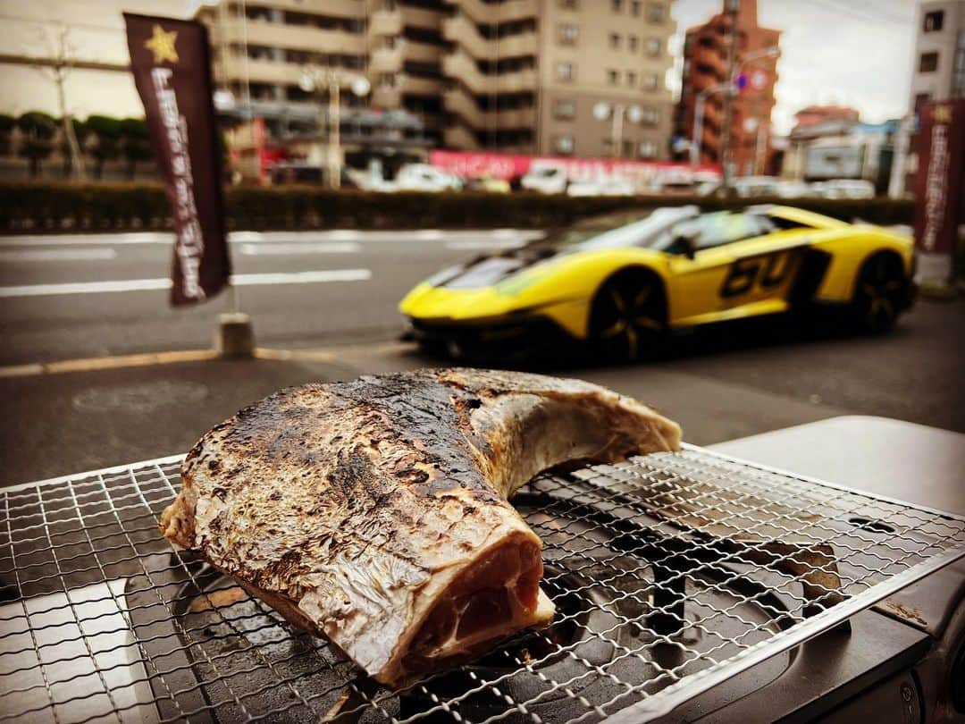 諸星伸一のインスタグラム：「ランボルギーニ見ながら  マグロのカマを焼いたら...  ビックリするほど美味かった😋  #lamborghini #ランボルギーニ #morohoshi #諸星伸一 #fightingstar #ファイティングスター #fsbk #世界最強モロックマ #世界最強諸星一家 #諸星一家 #powercraft  #tokyo #japan  最近FIGHTINGSTARに外国人の方🇸🇬🇬🇧🇮🇳がよく来ます✈️  もんじゃ焼きの話したらもんじゃ焼き食べたくなった〜😋」