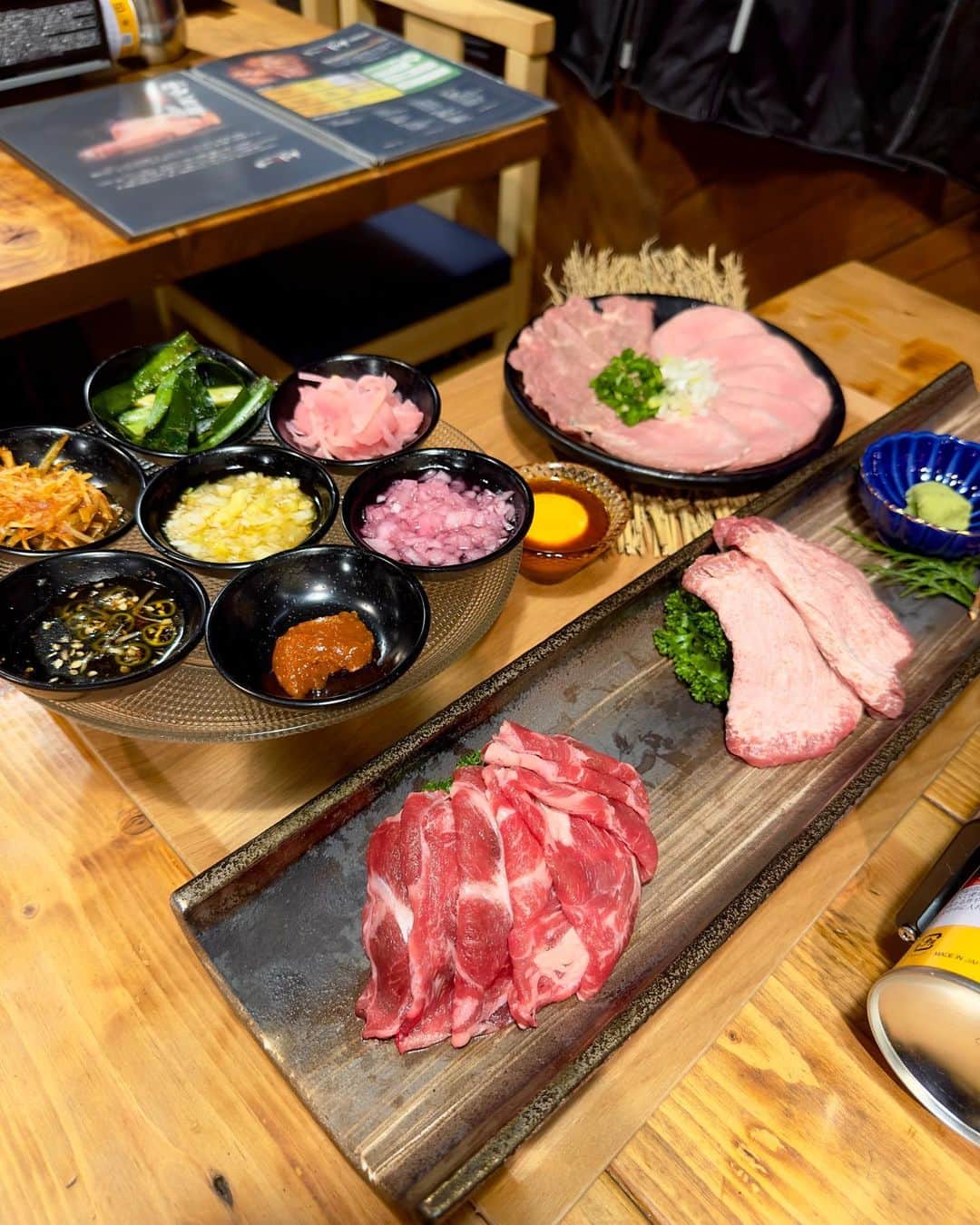 のインスタグラム：「日本一の牛タン食べ放題を目指している「一心たん助 秋葉原店」へ。 ここ秋葉原店限定で、"無限牛タン"が新しく登場。 7つの薬味を使い、薄切り牛タンが無限に食べられるという内容だ。 自分の好みは"青唐ねぎダレ"。 他にも、仙台牛タン・特選ハラミ・ホルモンも食べ放題だ。  牛タンをリーズナブルにお腹いっぱい味わいたい方は是非。  #一心たん助  #一心たん助秋葉原店  #焼肉 #焼肉食べ放題  #食べ放題 #タン食べ放題 #ハラミ #ホルモン #コスパ最高  #東京グルメ #秋葉原グルメ #youtube  #わっきーtv」