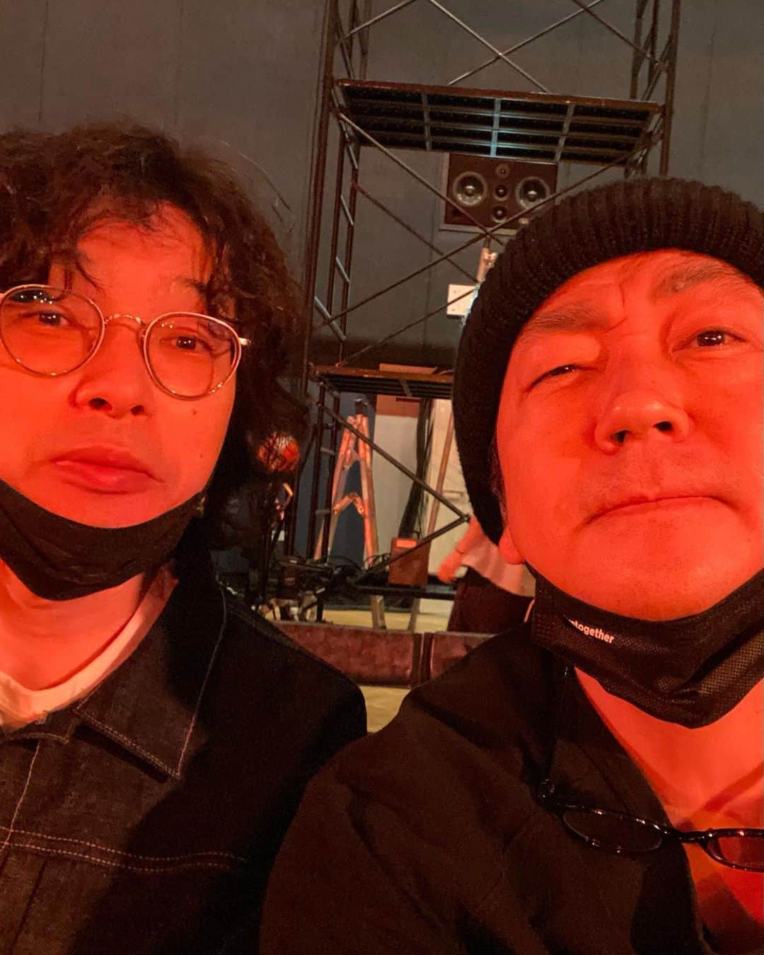 月に吠える。のインスタグラム：「大河 撮影終わりに 局内にて和義さんにバッタリ カメリハ見学させて頂きました。  #斉藤和義 #大森南朋」
